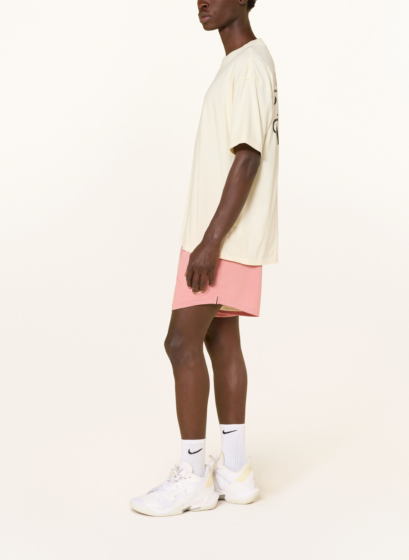 Nike Short de basket 2 en 1 SABRINA réversible: ROUGE CLAIR / ÉCRU
