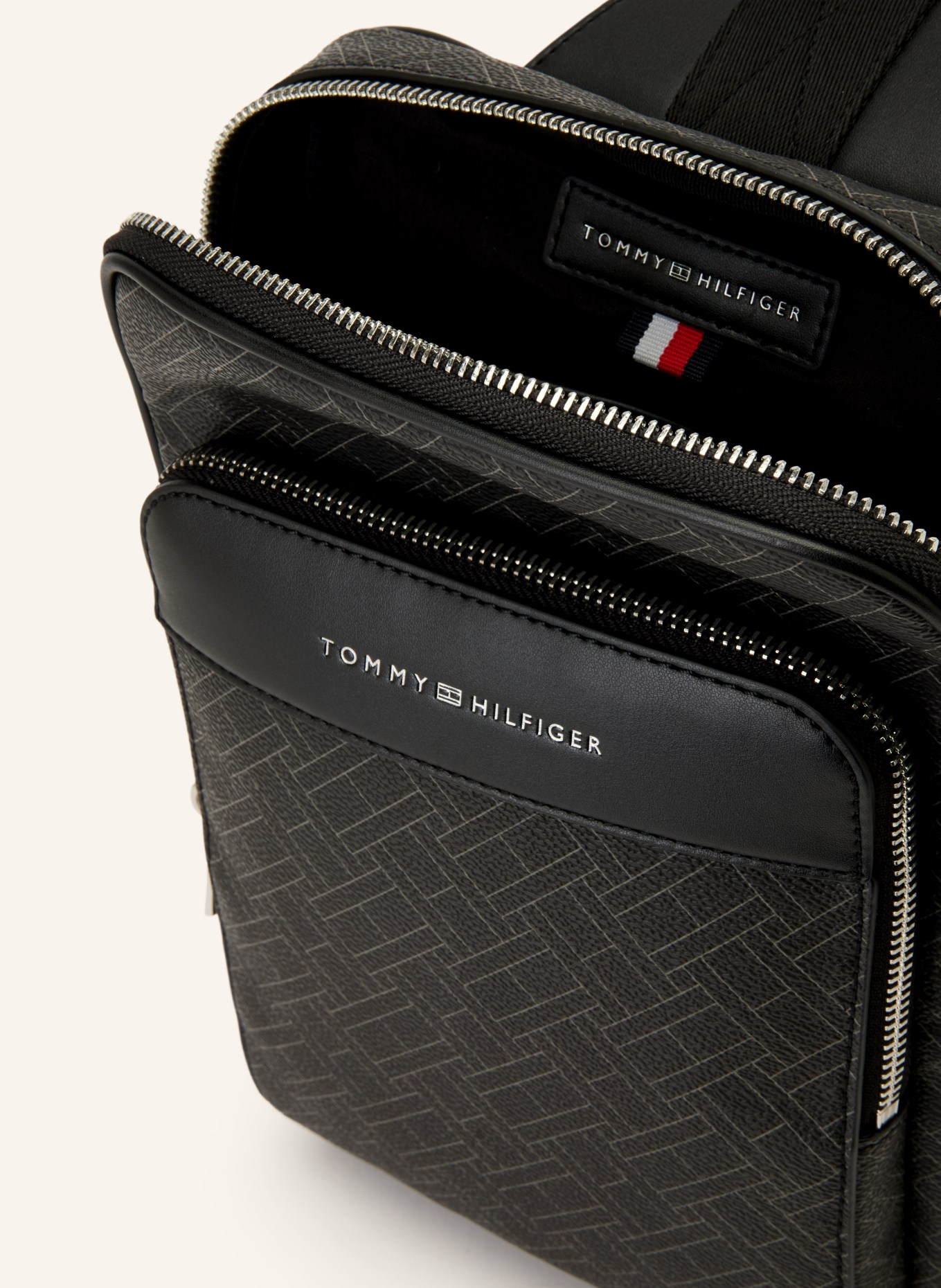 TOMMY HILFIGER Umhängetasche FLAG: SCHWARZ