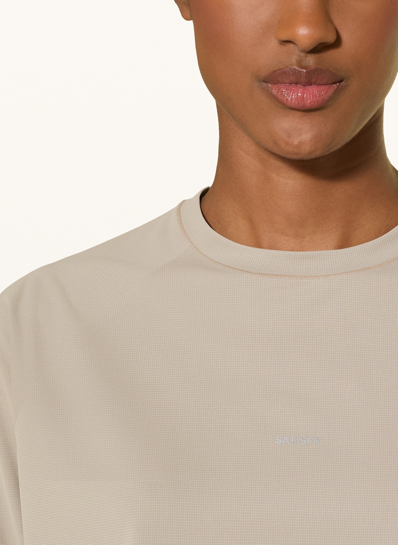 SATISFY Tricou de alergare AURALITE™ UV: BEJ