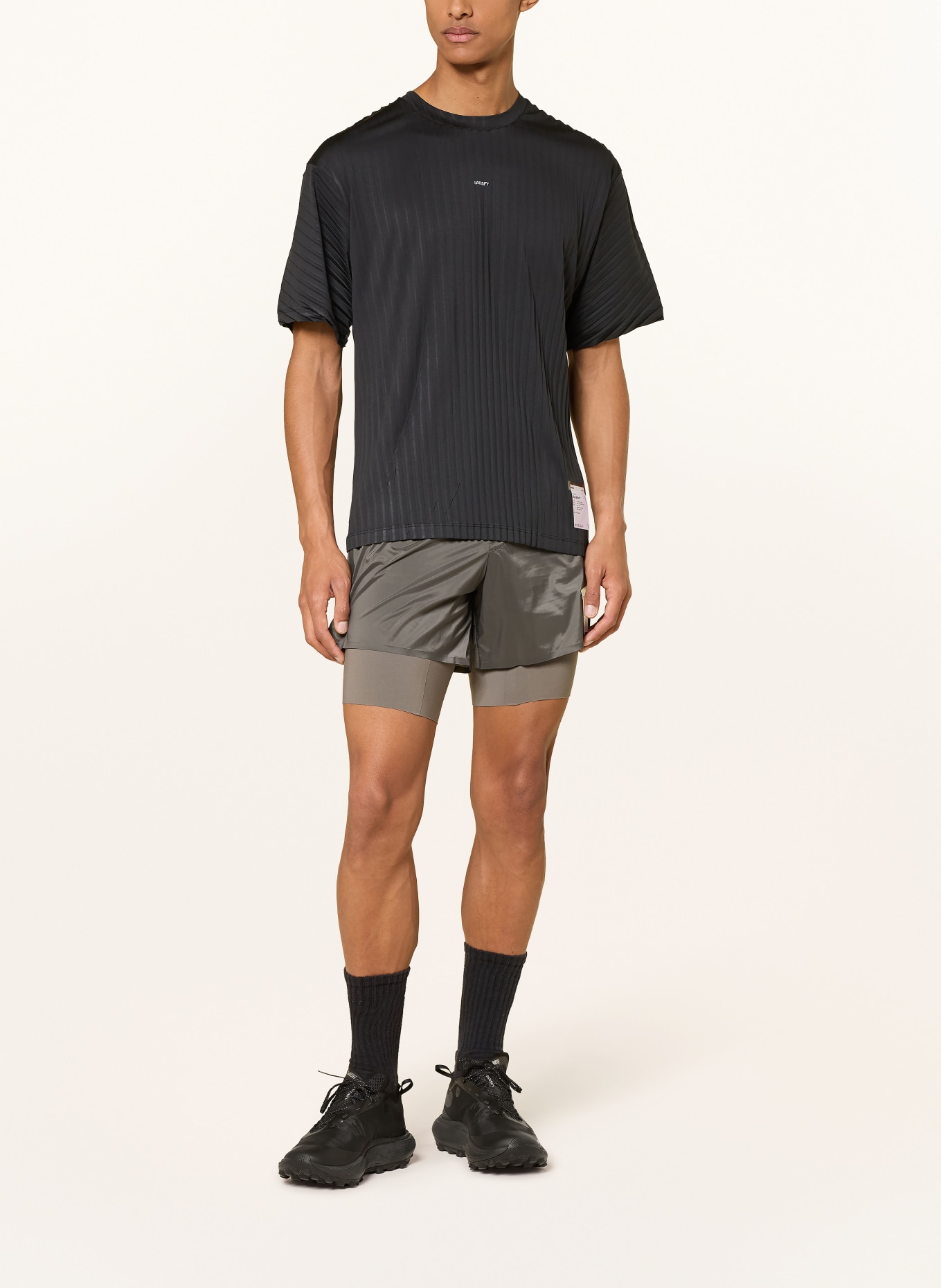 SATISFY Løbetrøje AURALITE™ PLEATED: SORT