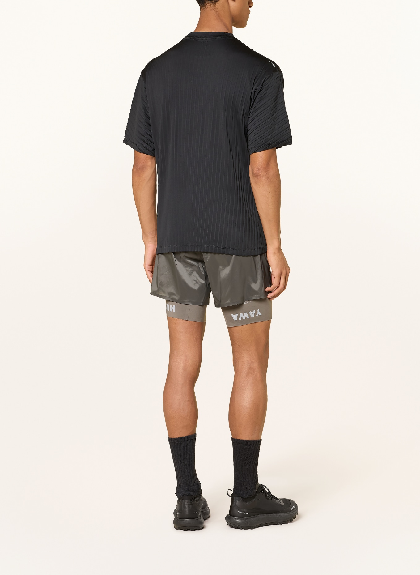 SATISFY Løbetrøje AURALITE™ PLEATED: SORT