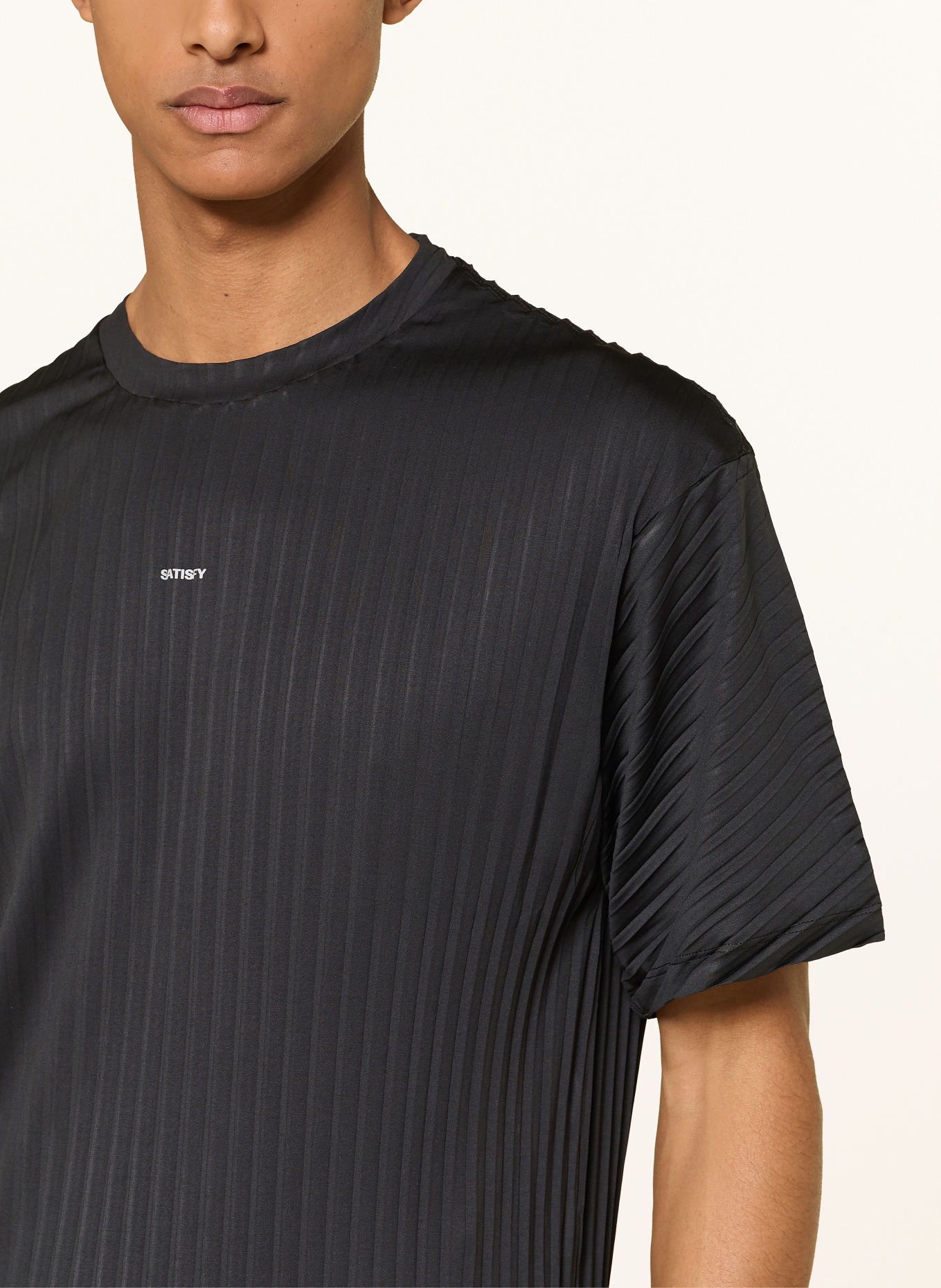 SATISFY Løbetrøje AURALITE™ PLEATED: SORT
