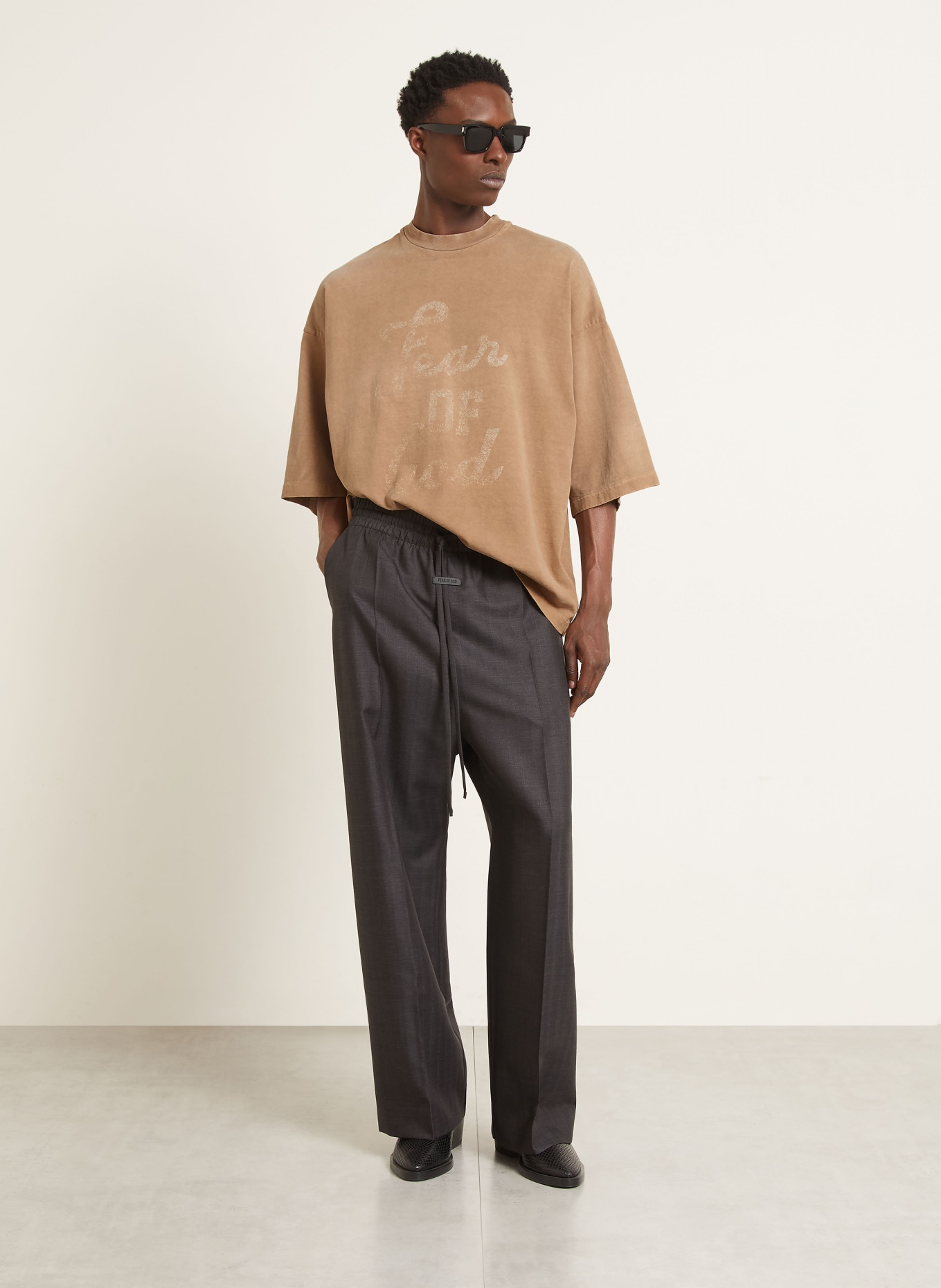 FEAR OF GOD Oversized tričko: SVĚTLE HNĚDÁ / TMAVĚ ŠEDÁ
