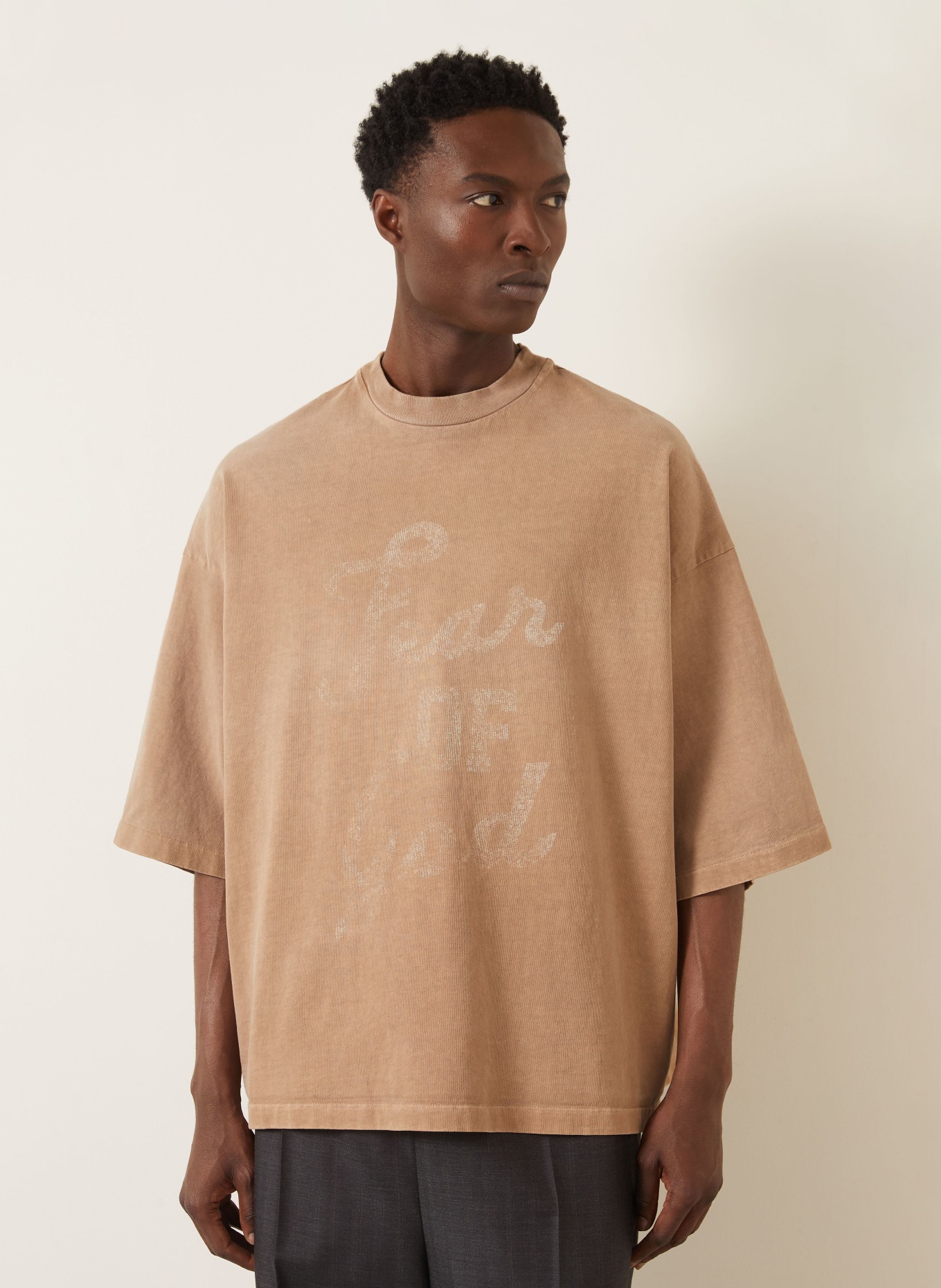 FEAR OF GOD Oversized tričko: SVĚTLE HNĚDÁ / TMAVĚ ŠEDÁ
