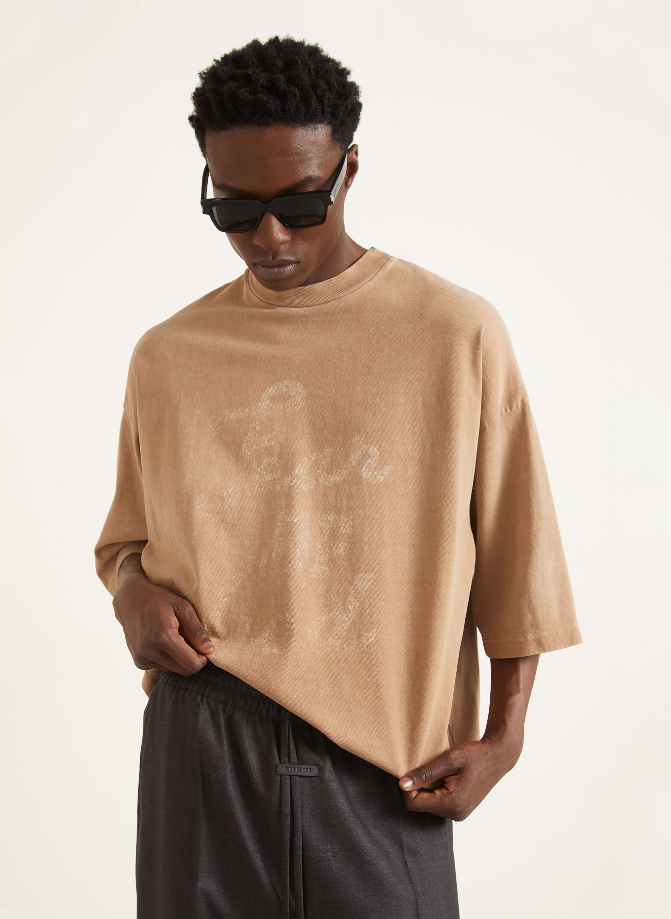 FEAR OF GOD Oversized tričko: SVĚTLE HNĚDÁ / TMAVĚ ŠEDÁ