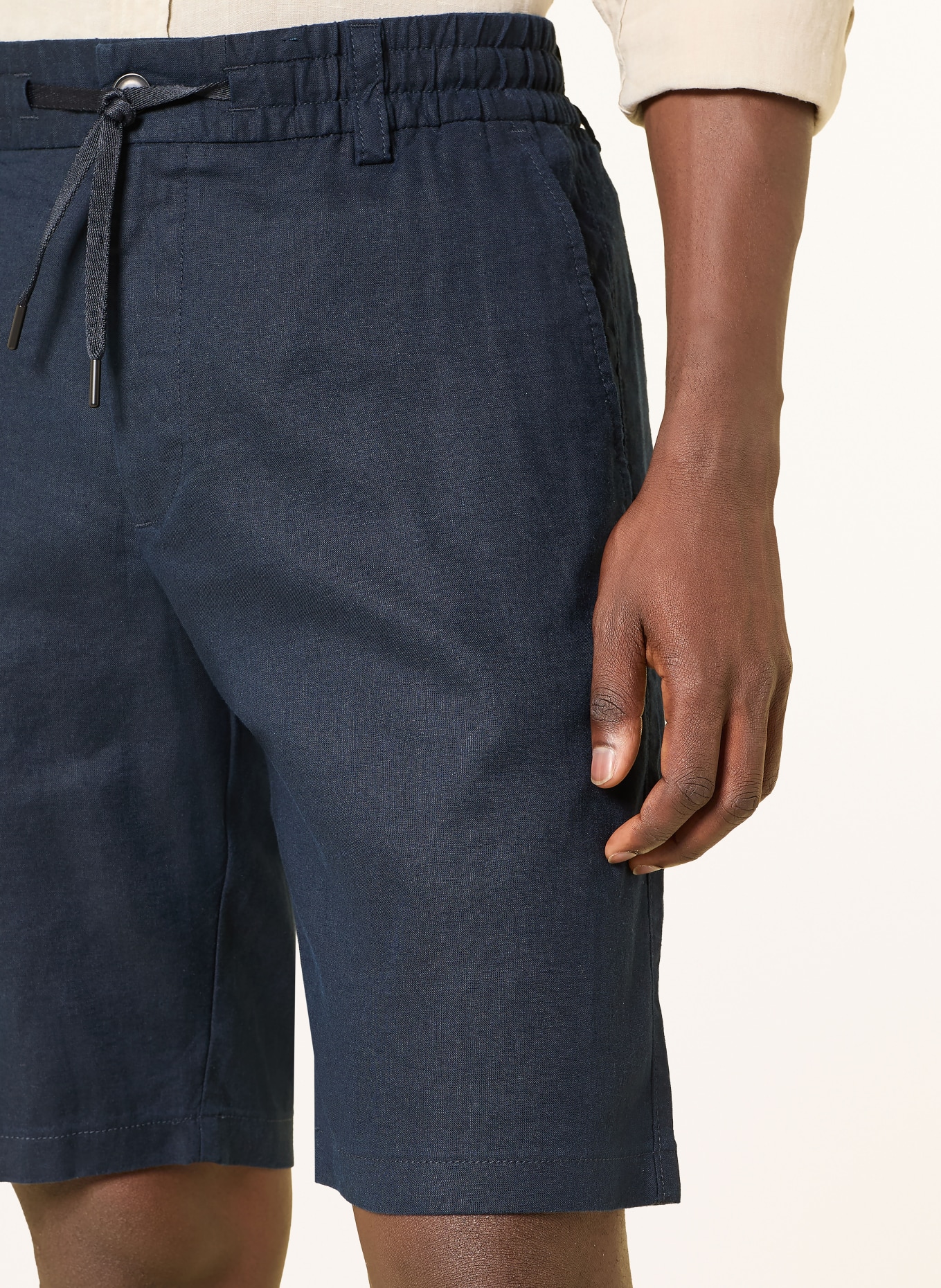 BOSS Chinoshorts CHINO Tapered Fit mit Leinen: DUNKELBLAU