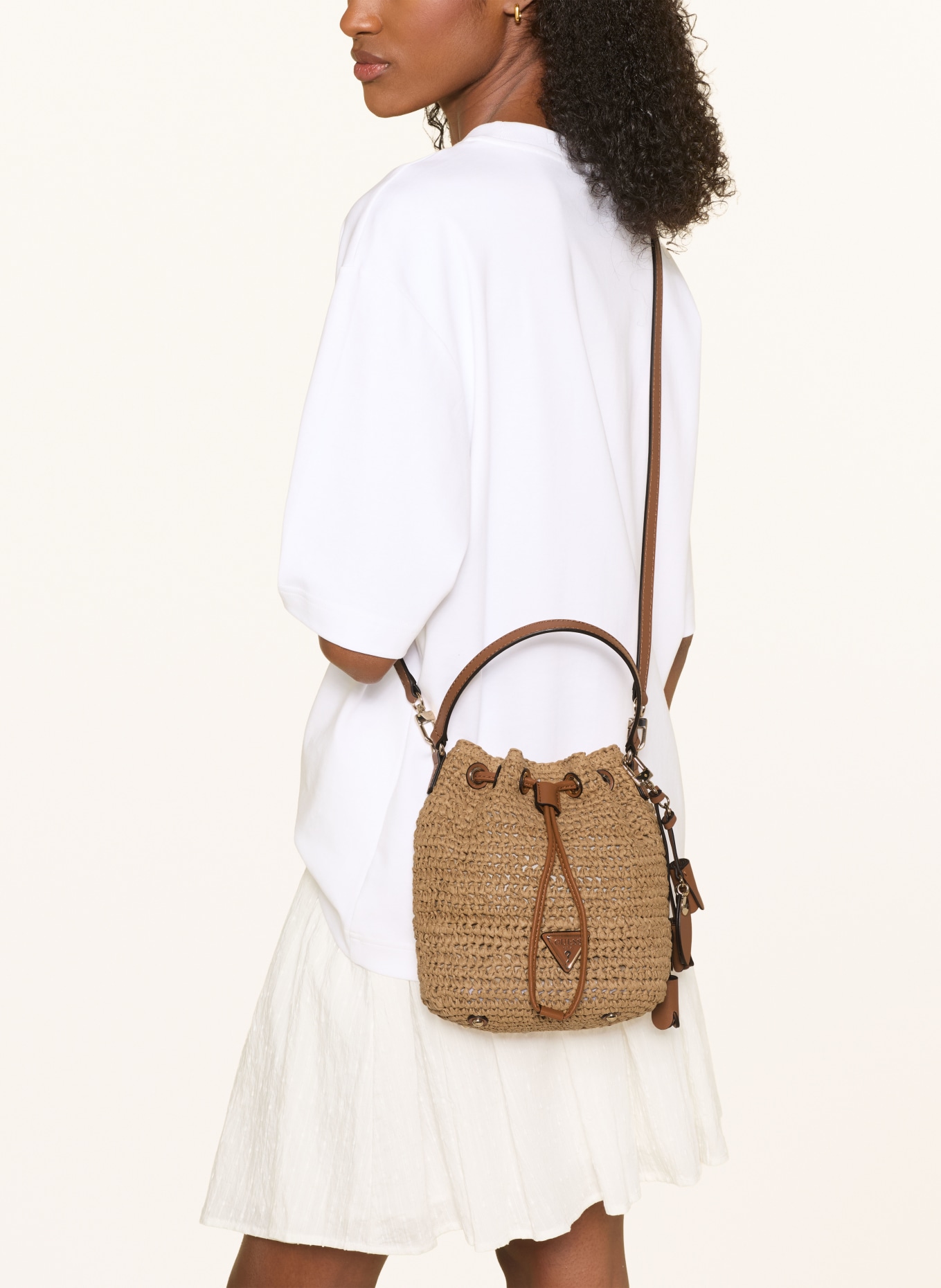 GUESS Zakvormige tas OFELIA: BEIGE / GOUD