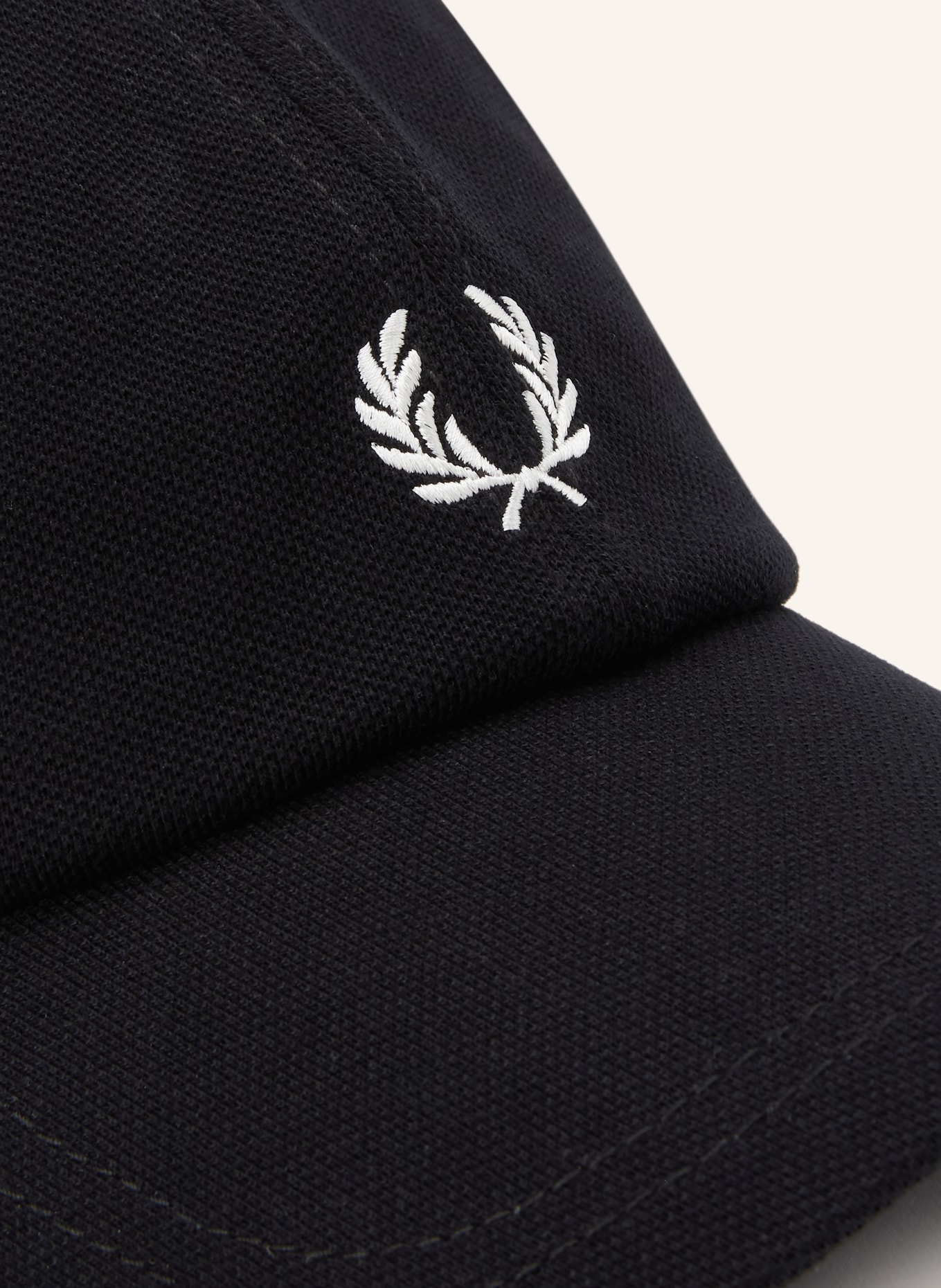 FRED PERRY čepice: ČERNÁ / BÍLÁ