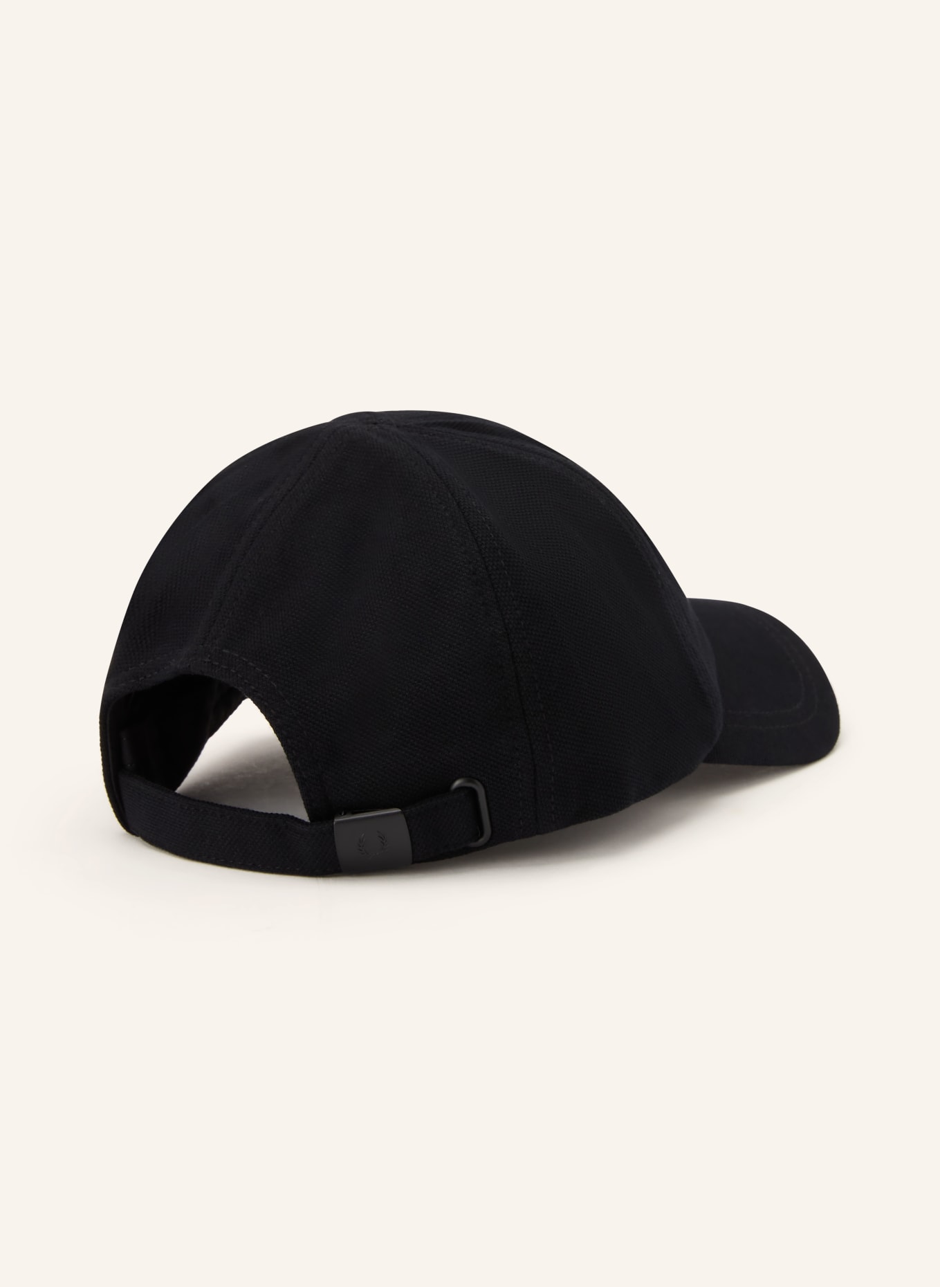 FRED PERRY čepice: ČERNÁ / BÍLÁ