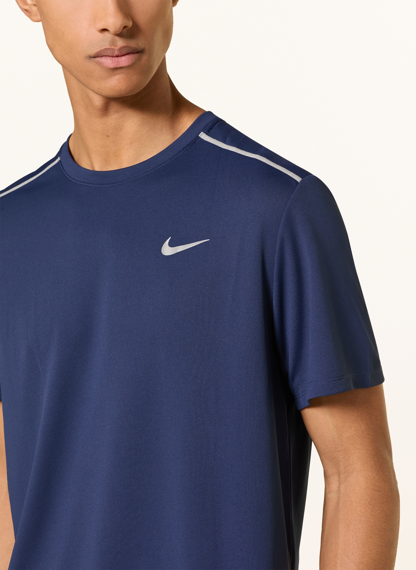 Nike Běžecké tričko MILER: TMAVĚ MODRÁ