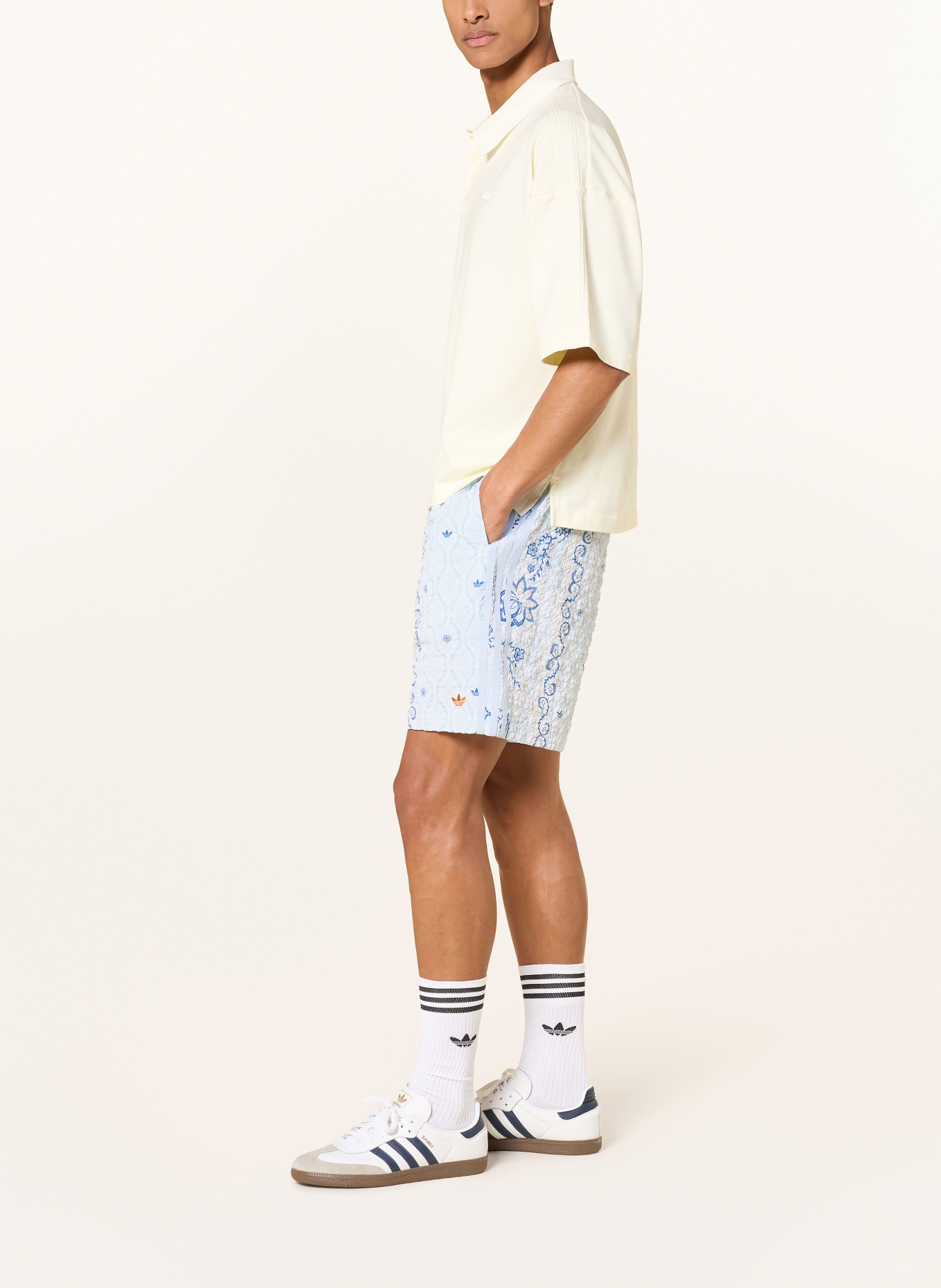 adidas Originals Short en seersucker imprimé: CRÈME / BLEU CLAIR / BLEU