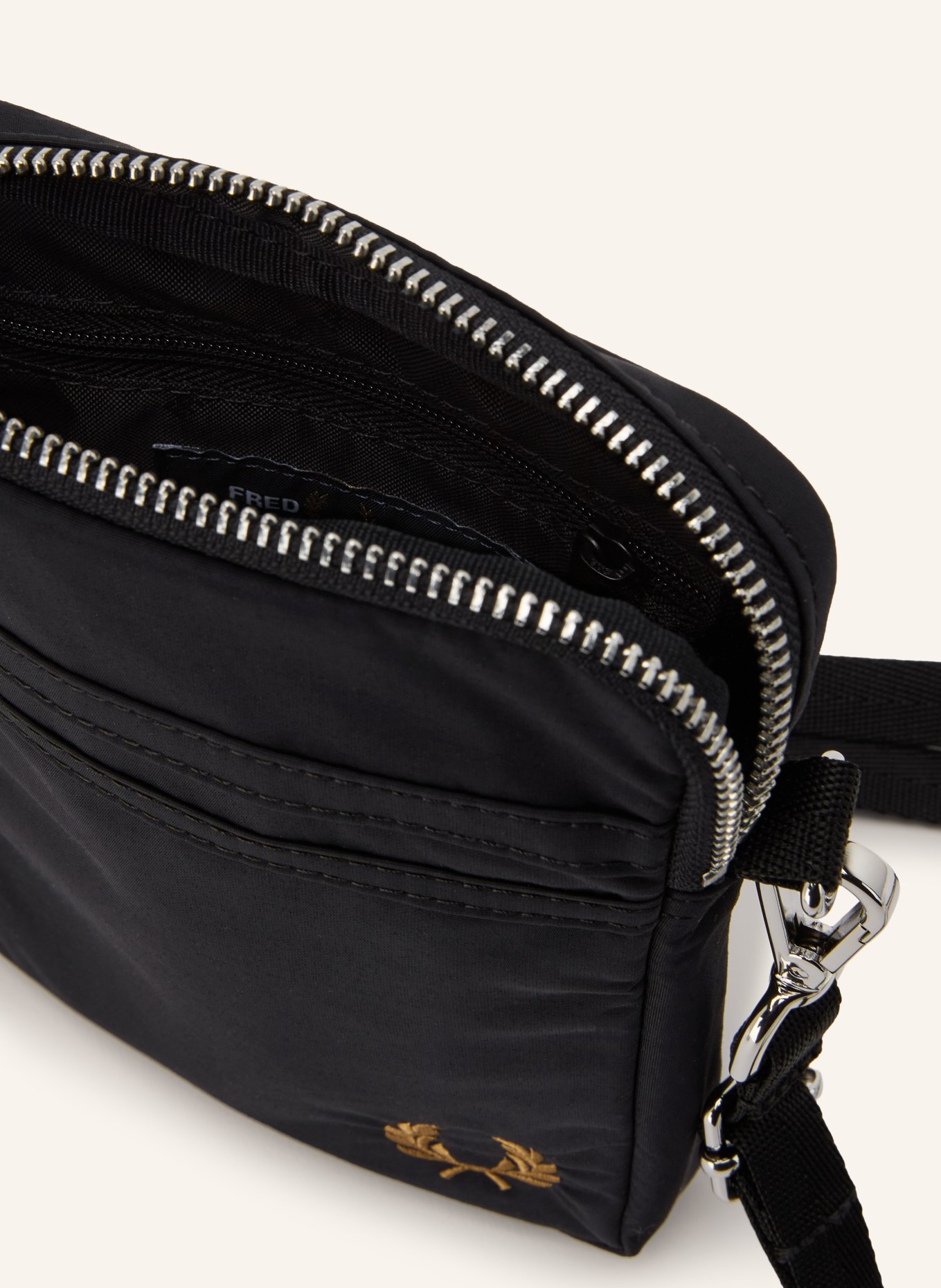 FRED PERRY Schoudertas BRENTHAM SMALL: ZWART / ZILVER