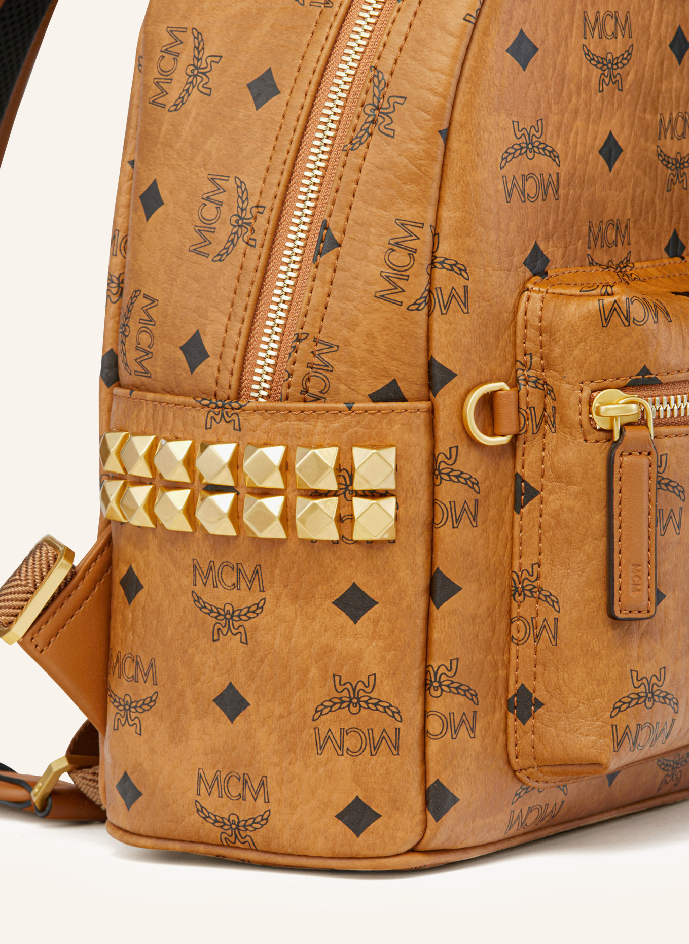 MCM Rucksack STARK SMALL mit Nieten: COGNAC / GOLD / SCHWARZ