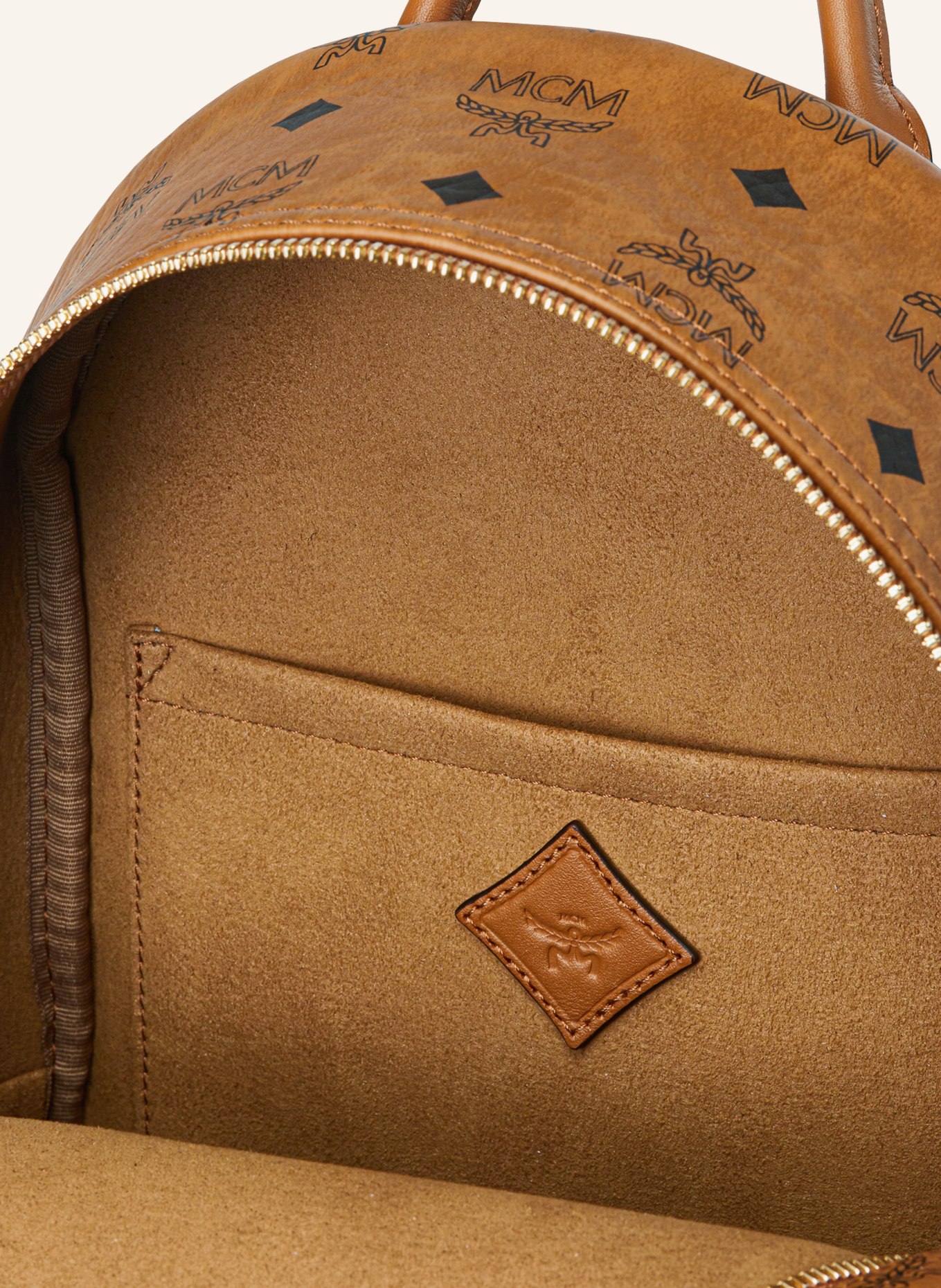MCM Rucksack STARK SMALL mit Nieten: COGNAC / GOLD / SCHWARZ