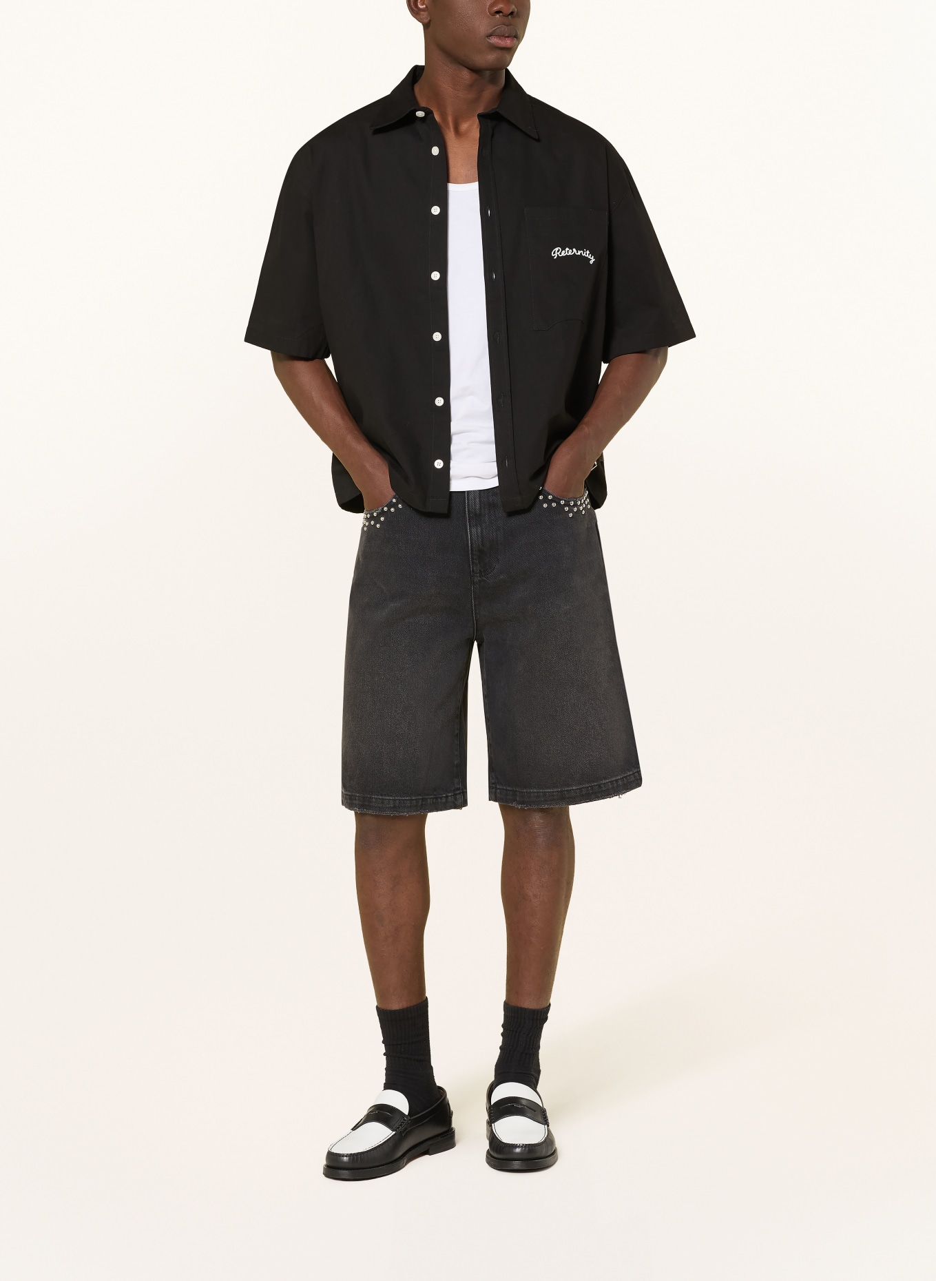 RETERNITY Szorty jeansowe z nitami: BLACK