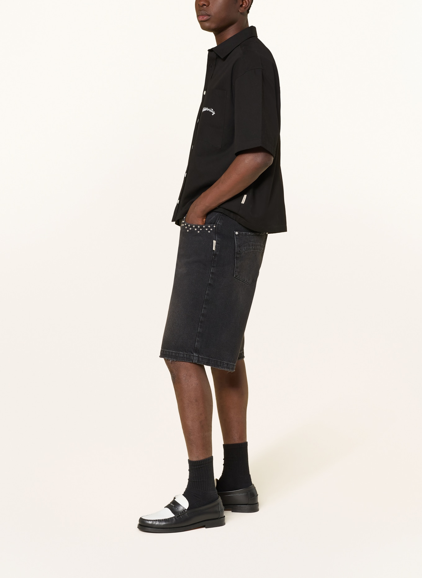 RETERNITY Szorty jeansowe z nitami: BLACK