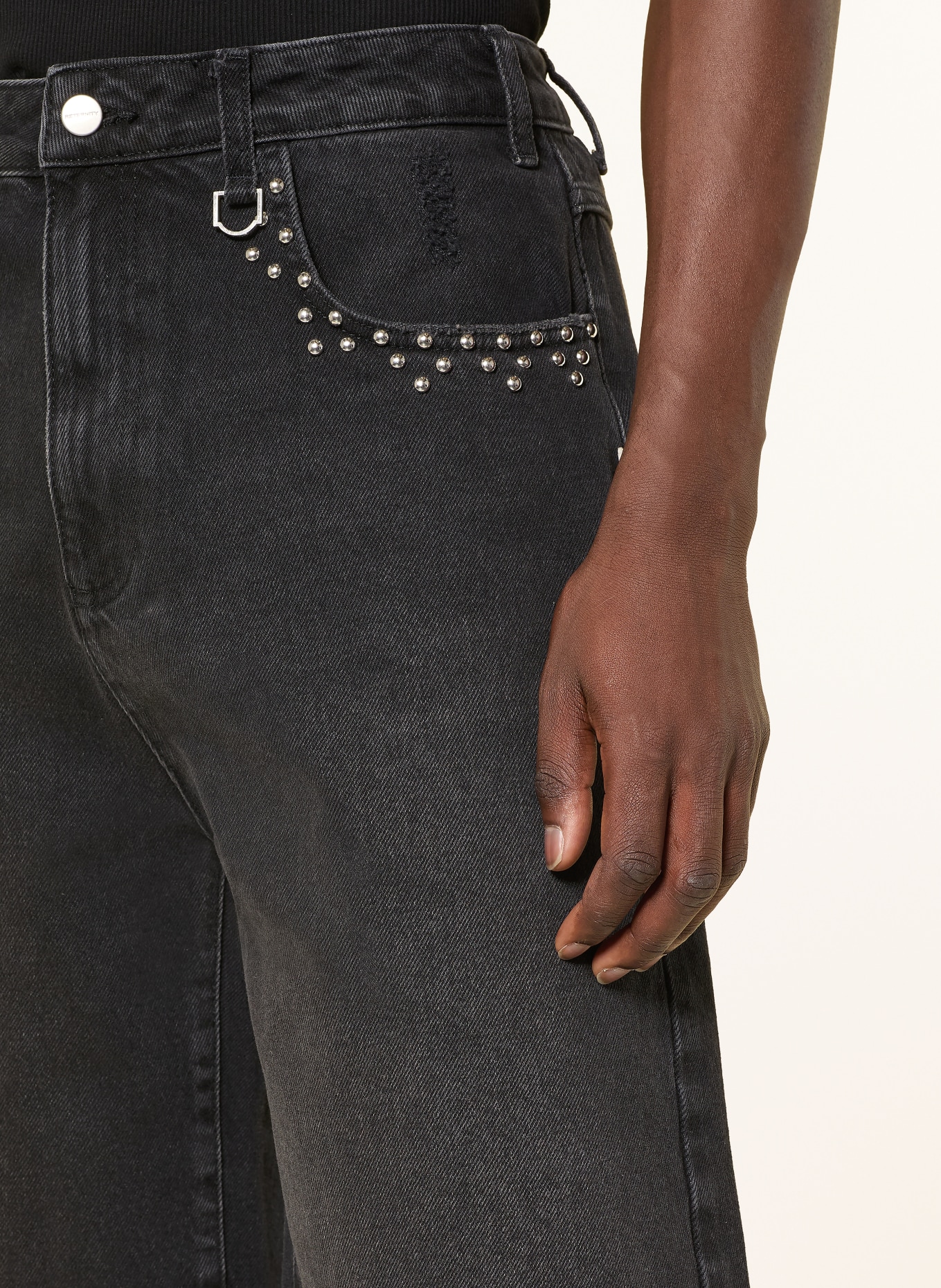 RETERNITY Szorty jeansowe z nitami: BLACK