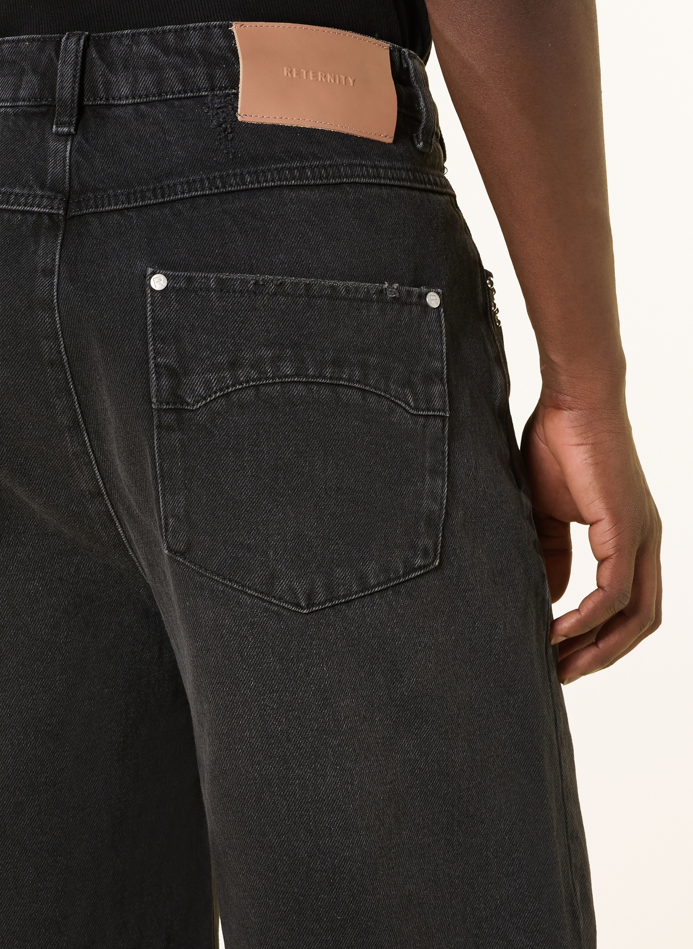 RETERNITY Szorty jeansowe z nitami: BLACK