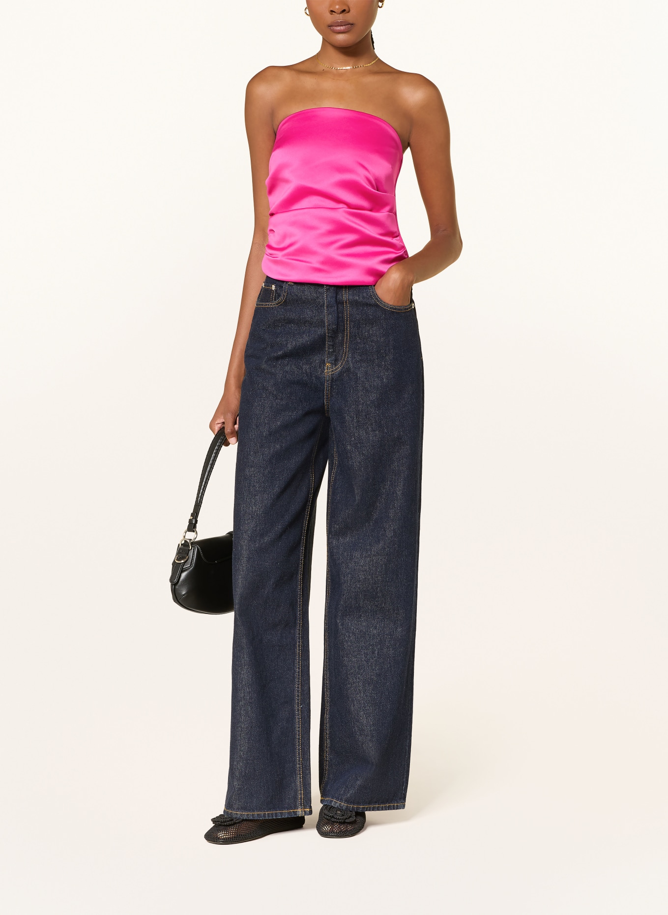 GANNI Off-shoulder top van satijn: NEONROZE