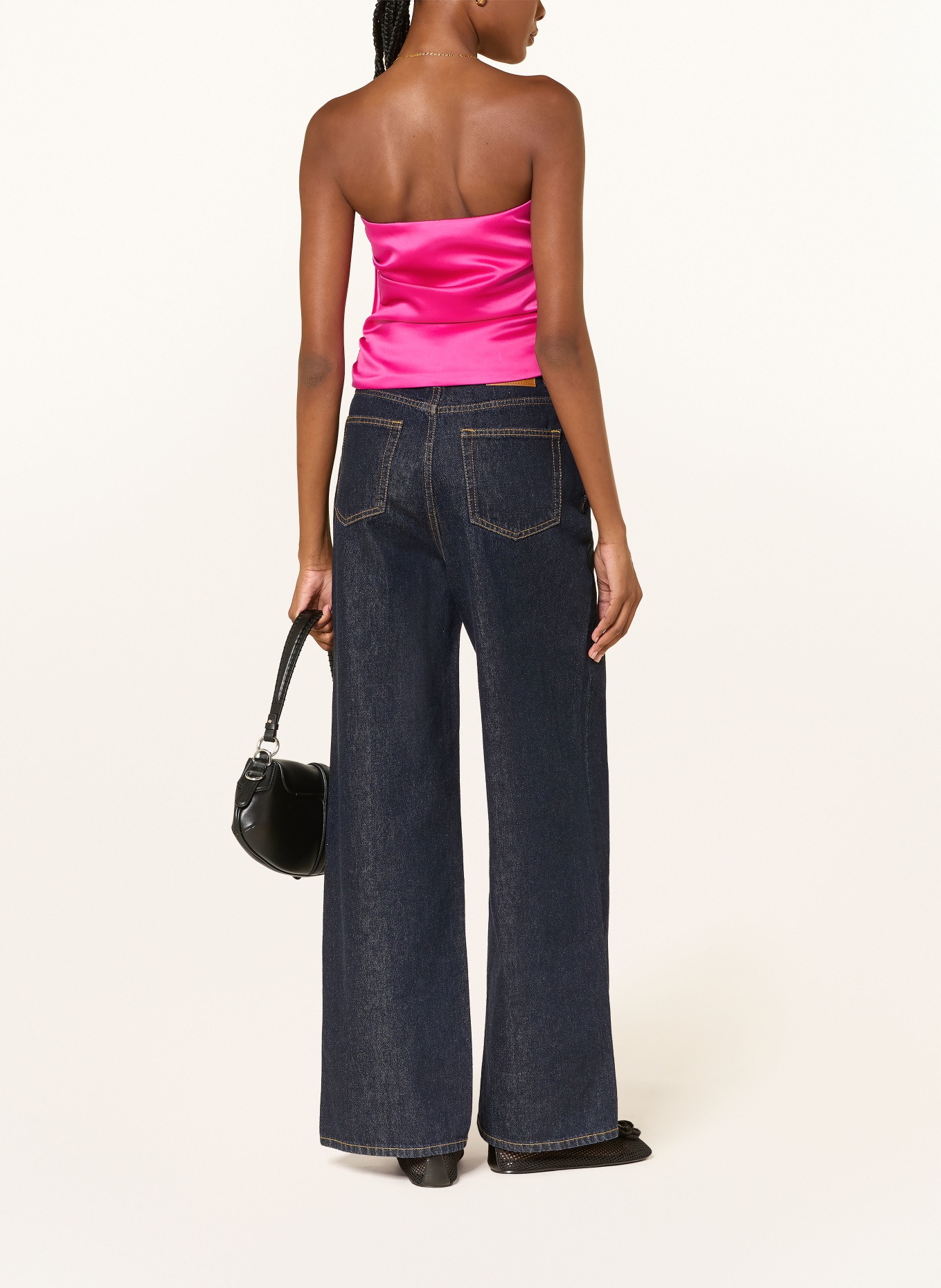 GANNI Off-shoulder top van satijn: NEONROZE