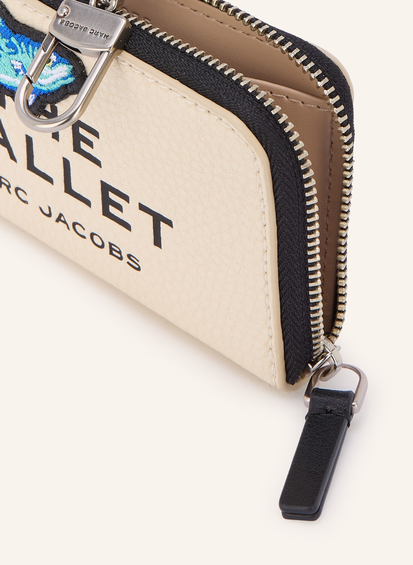 MARC JACOBS Portofel THE CAMP PATCHWORK TOP ZIP MULTI WALLET: ALB / TURCOAZ / NEGRU