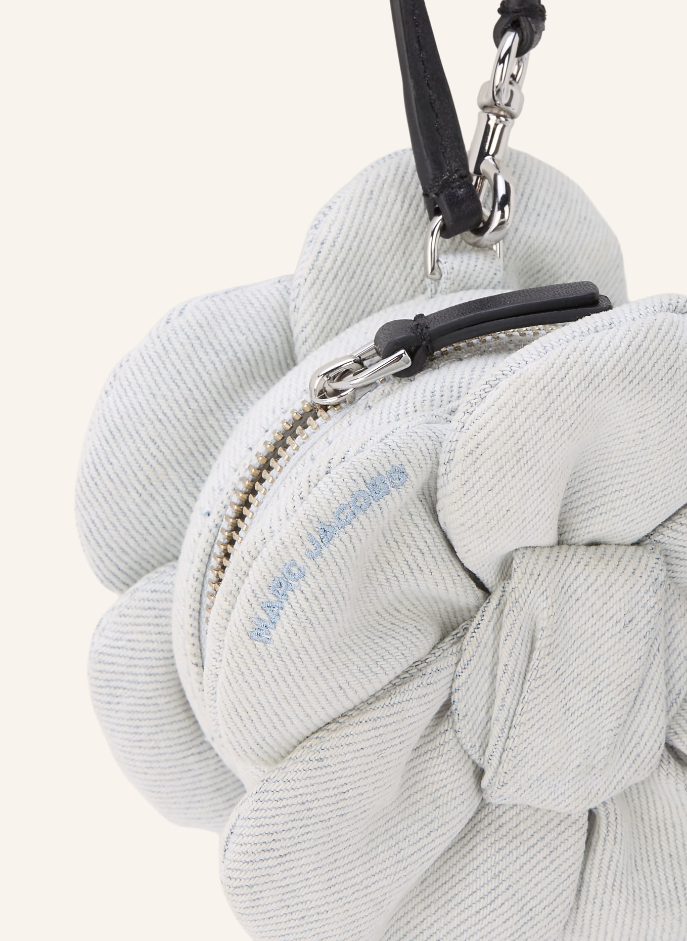 MARC JACOBS Taschenanhänger THE COOKIE POUCH CHARM DENIM FRINGES FLOWERS: WEISS / HELLGRAU / SCHWARZ