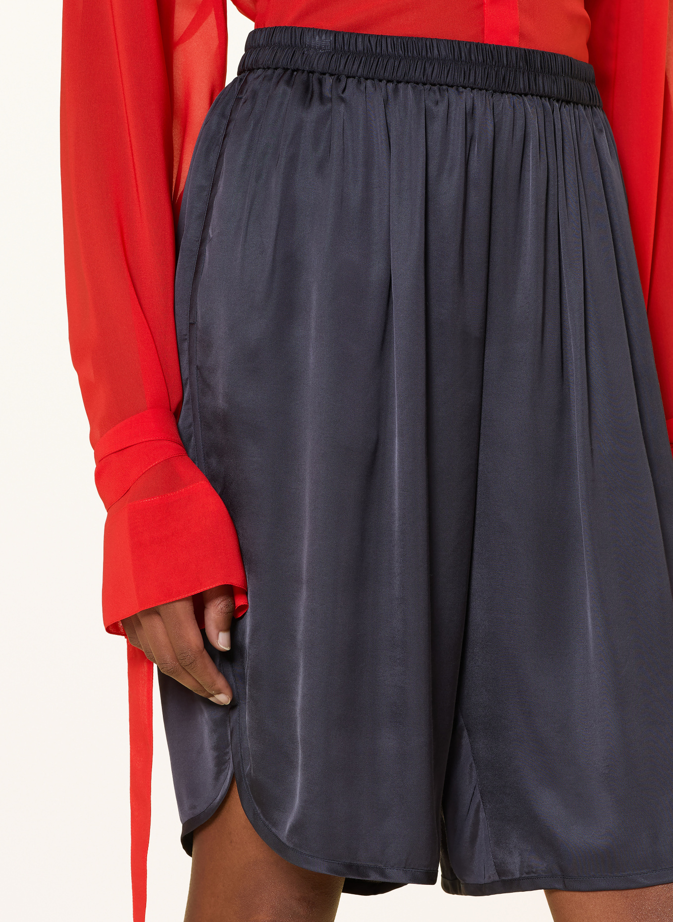 The Frankie Shop Satin-bermudaer NELIS: MØRKEBLÅ
