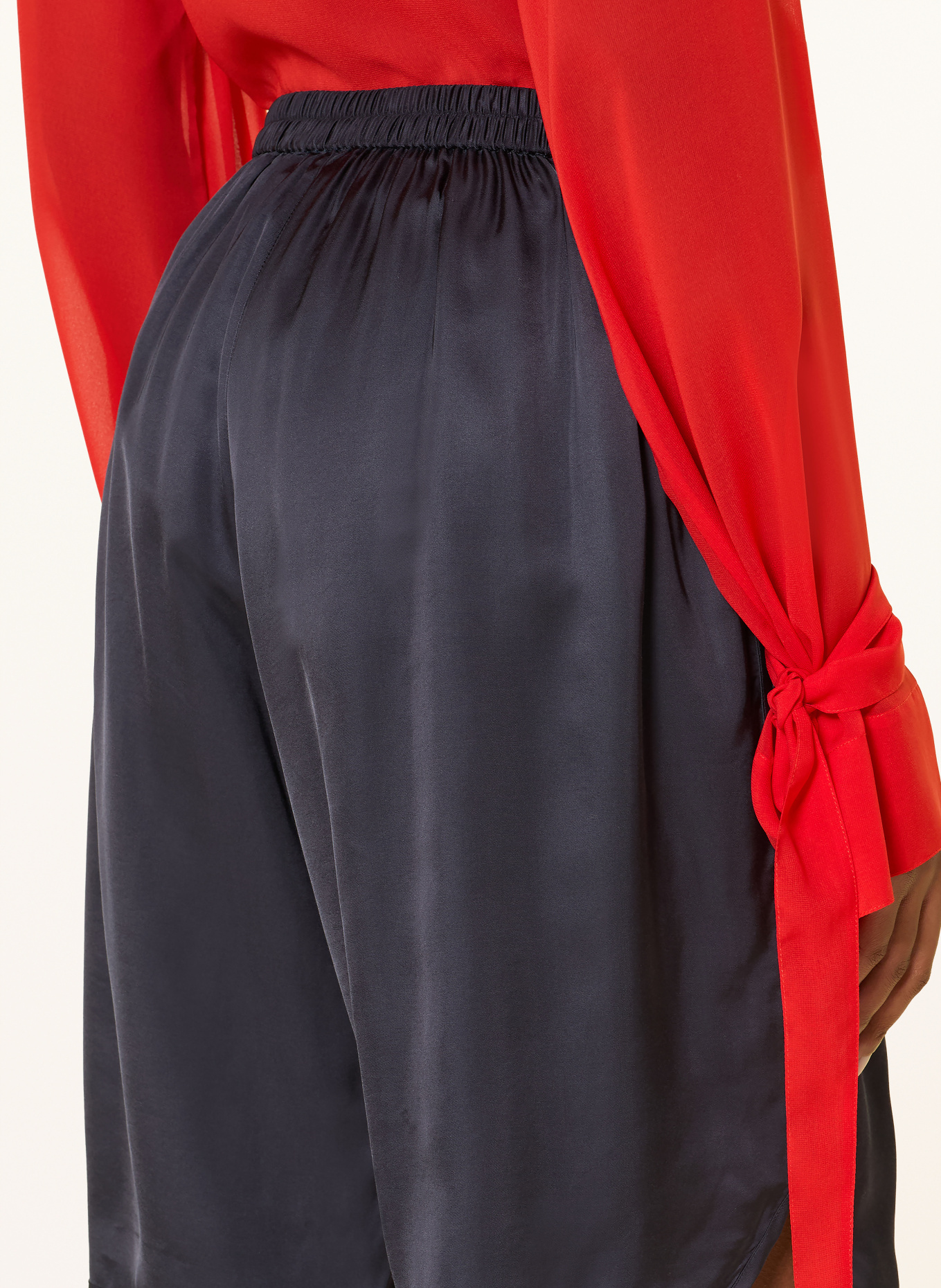The Frankie Shop Satin-bermudaer NELIS: MØRKEBLÅ