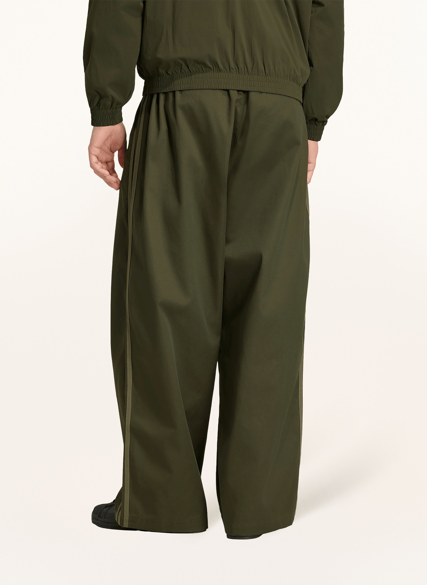 adidas Originals Tepláky ADICOLOR SST: OLIVOVÁ / KHAKI