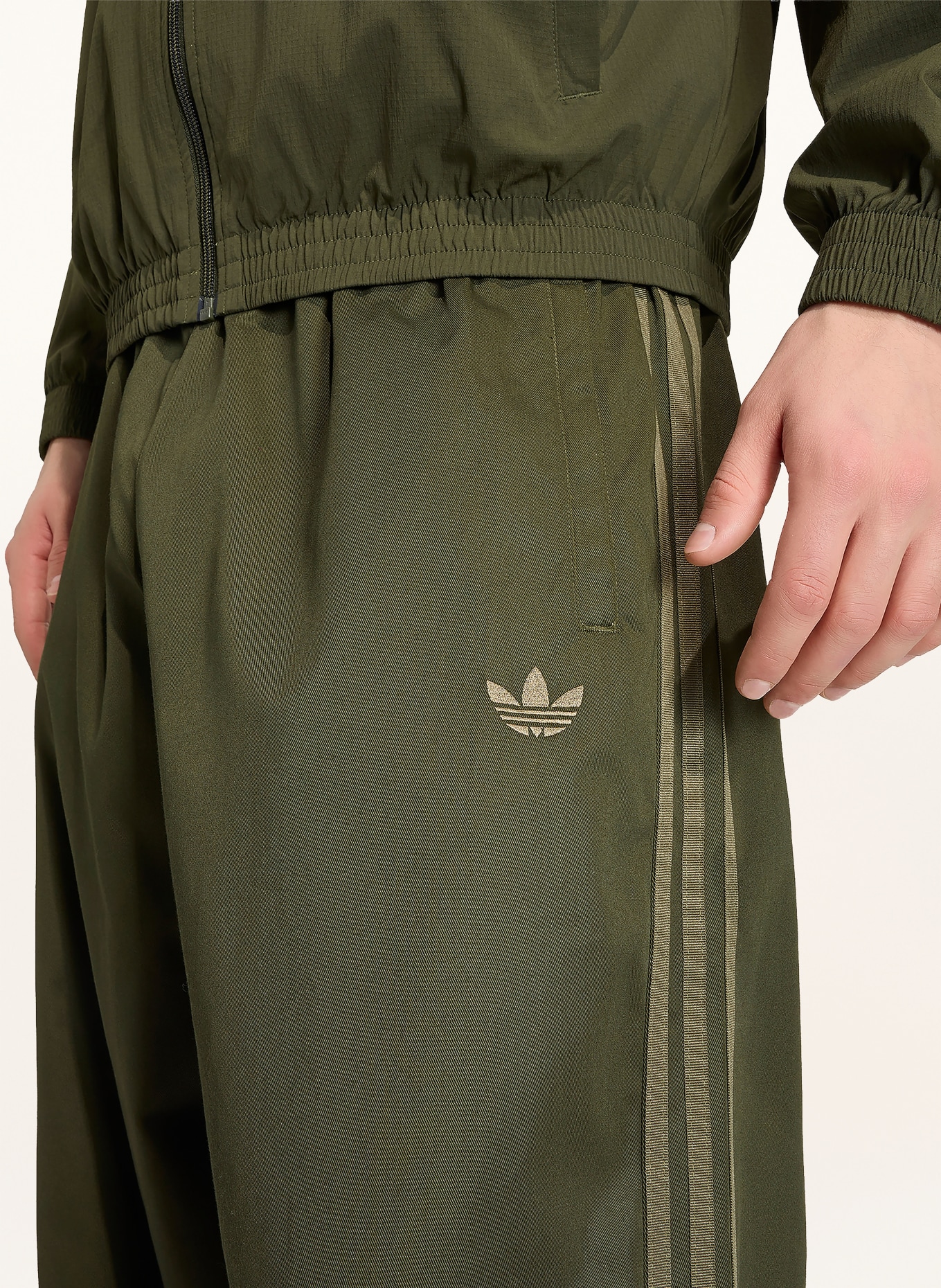 adidas Originals Tepláky ADICOLOR SST: OLIVOVÁ / KHAKI
