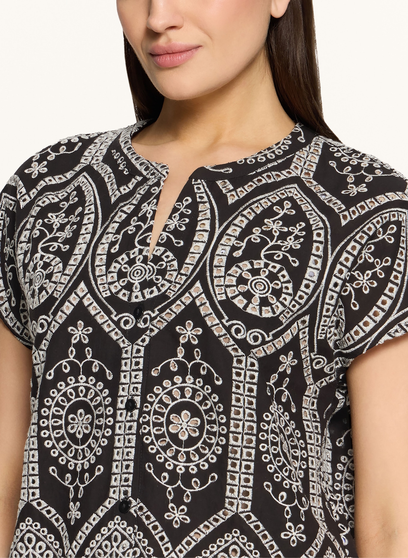 BETTY&CO Bluse aus Lochspitze: SCHWARZ / WEISS
