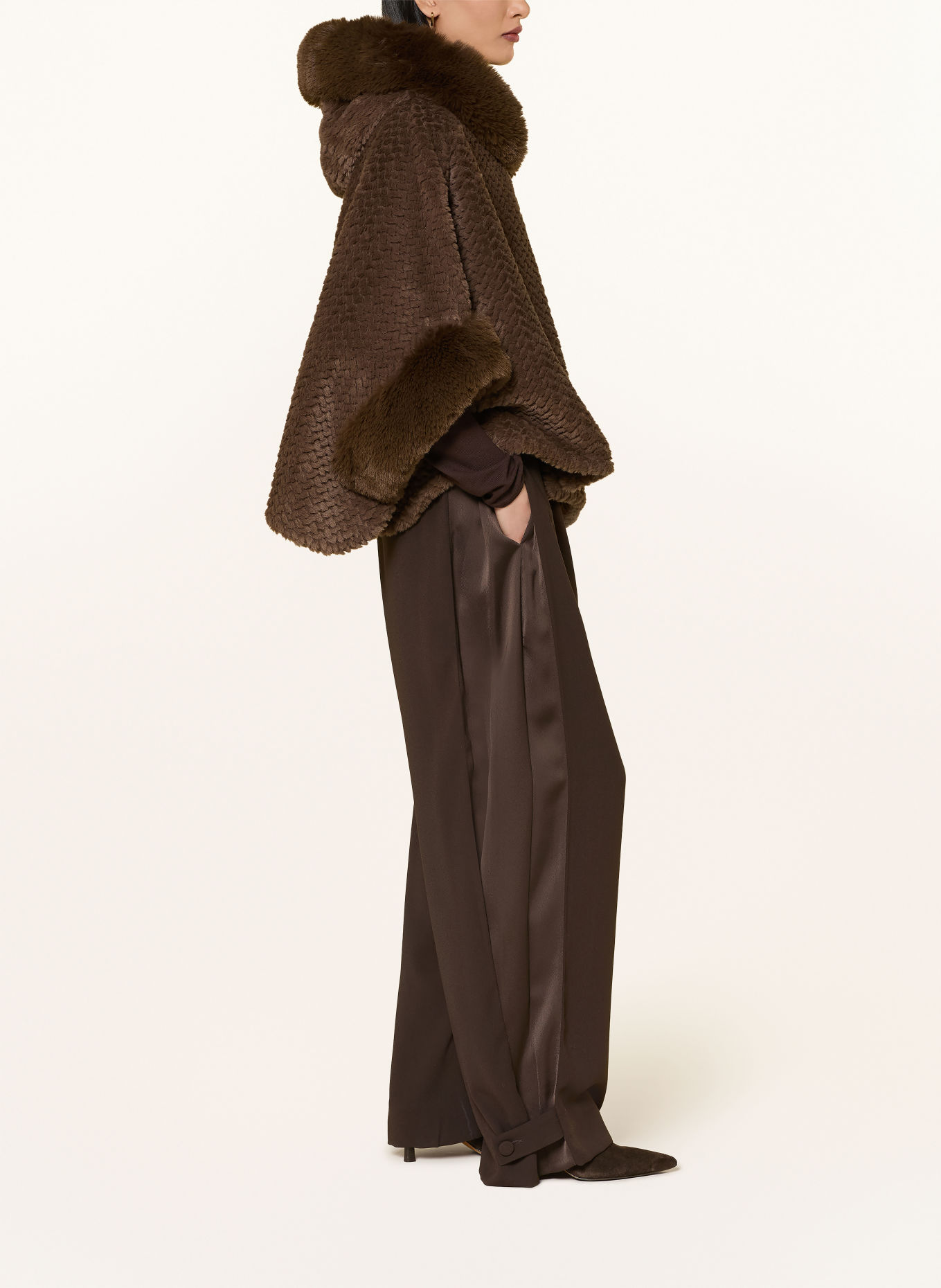 LIU JO Teddyfell-Cape mit Schmucksteinen: BRAUN
