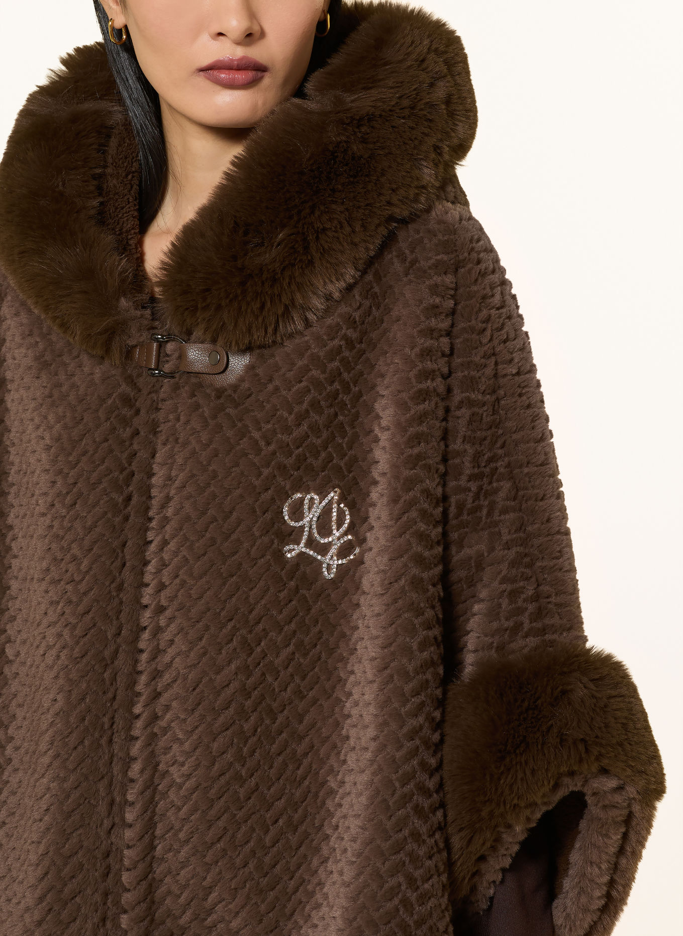 LIU JO Teddyfell-Cape mit Schmucksteinen: BRAUN