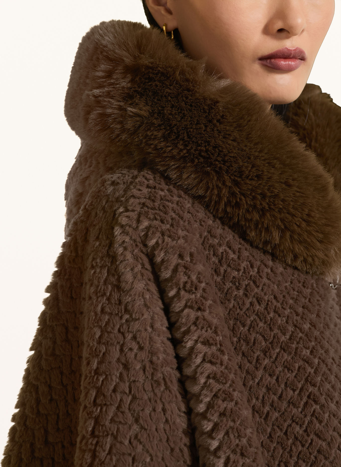 LIU JO Teddyfell-Cape mit Schmucksteinen: BRAUN