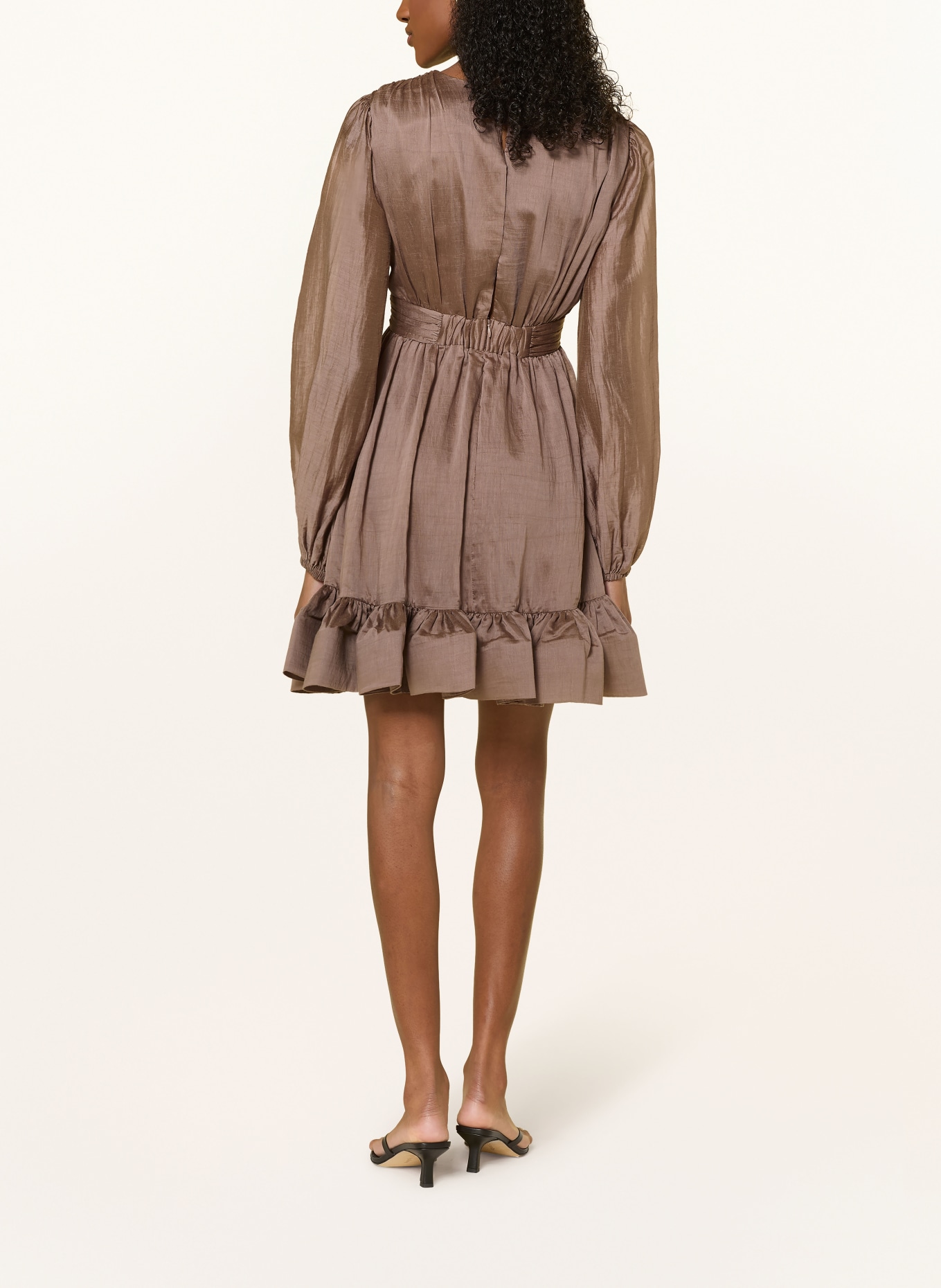MALINA Robe de cocktail JADIE à volants: TAUPE