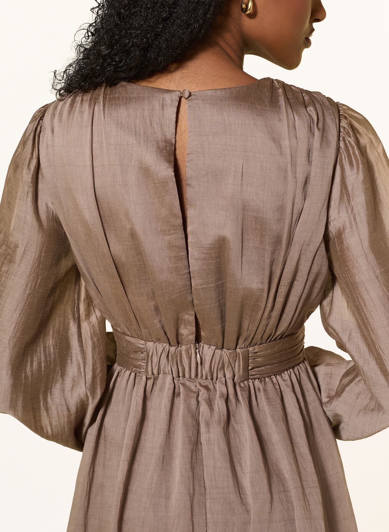 MALINA Robe de cocktail JADIE à volants: TAUPE