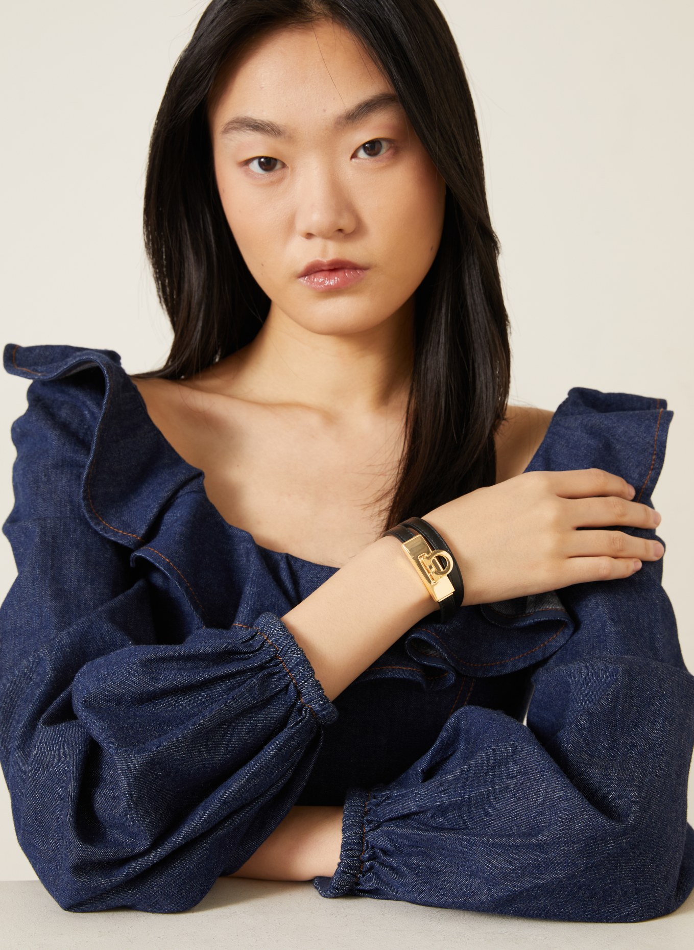 FERRAGAMO Bracelet HUG: NOIR / OR