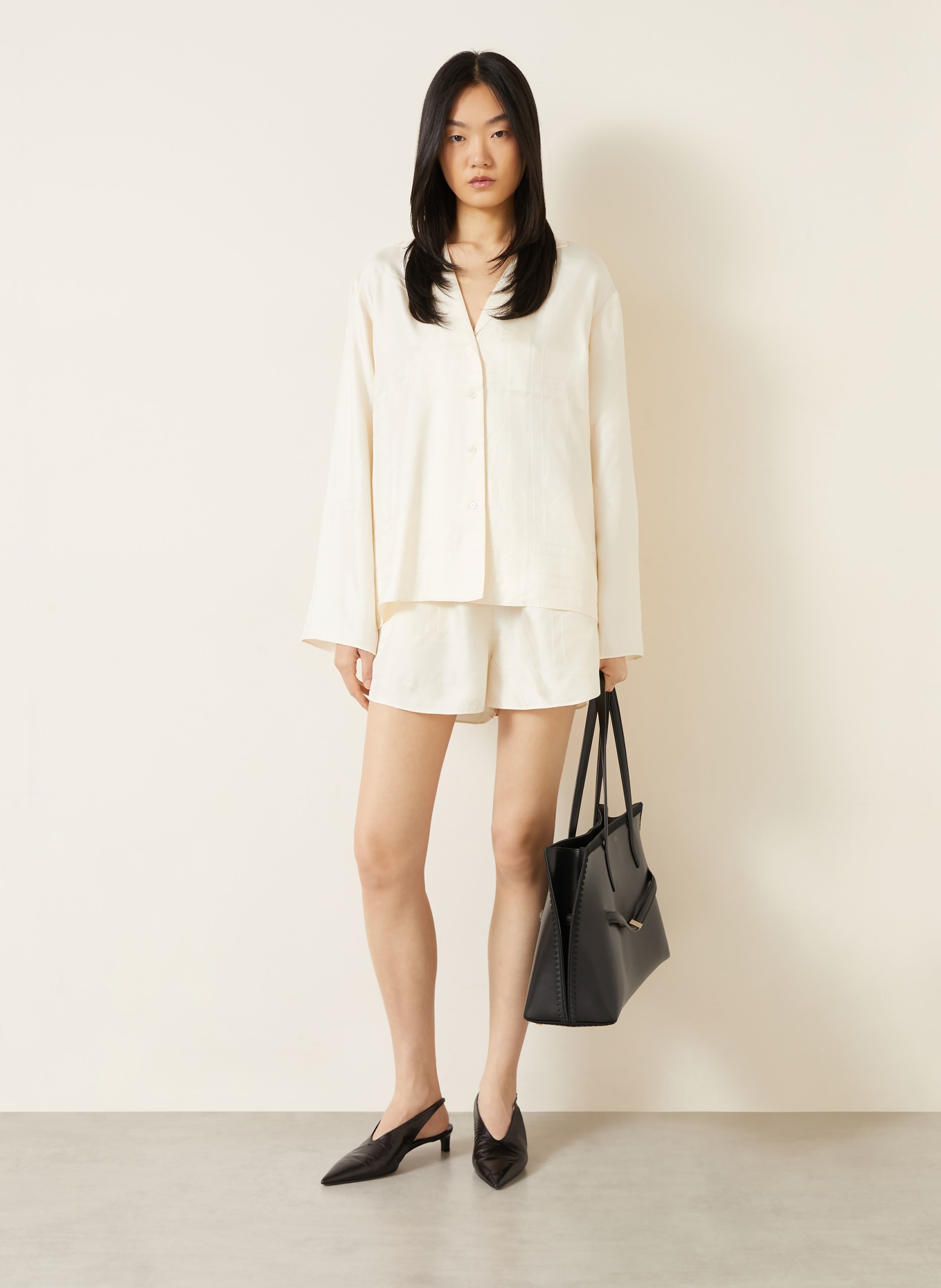 TOTEME Silk shorts: CREAM