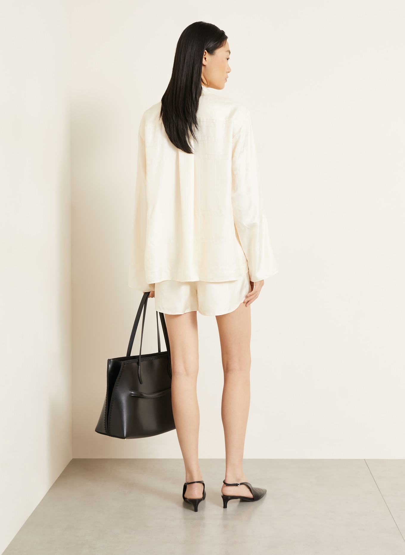 TOTEME Silk shorts: CREAM