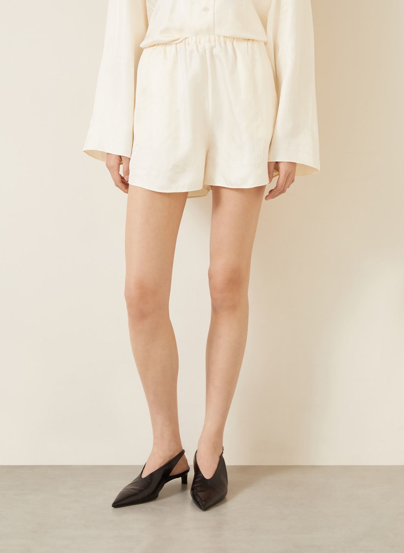 TOTEME Silk shorts: CREAM