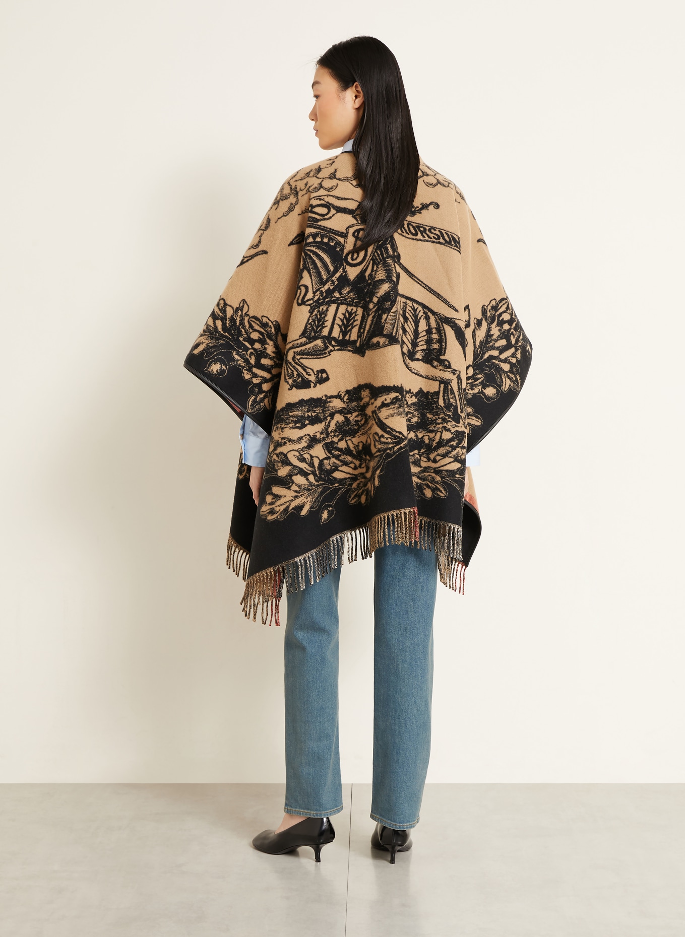 BURBERRY GALLANT KNIGHT Cape: BEIGE / RED / BLACK