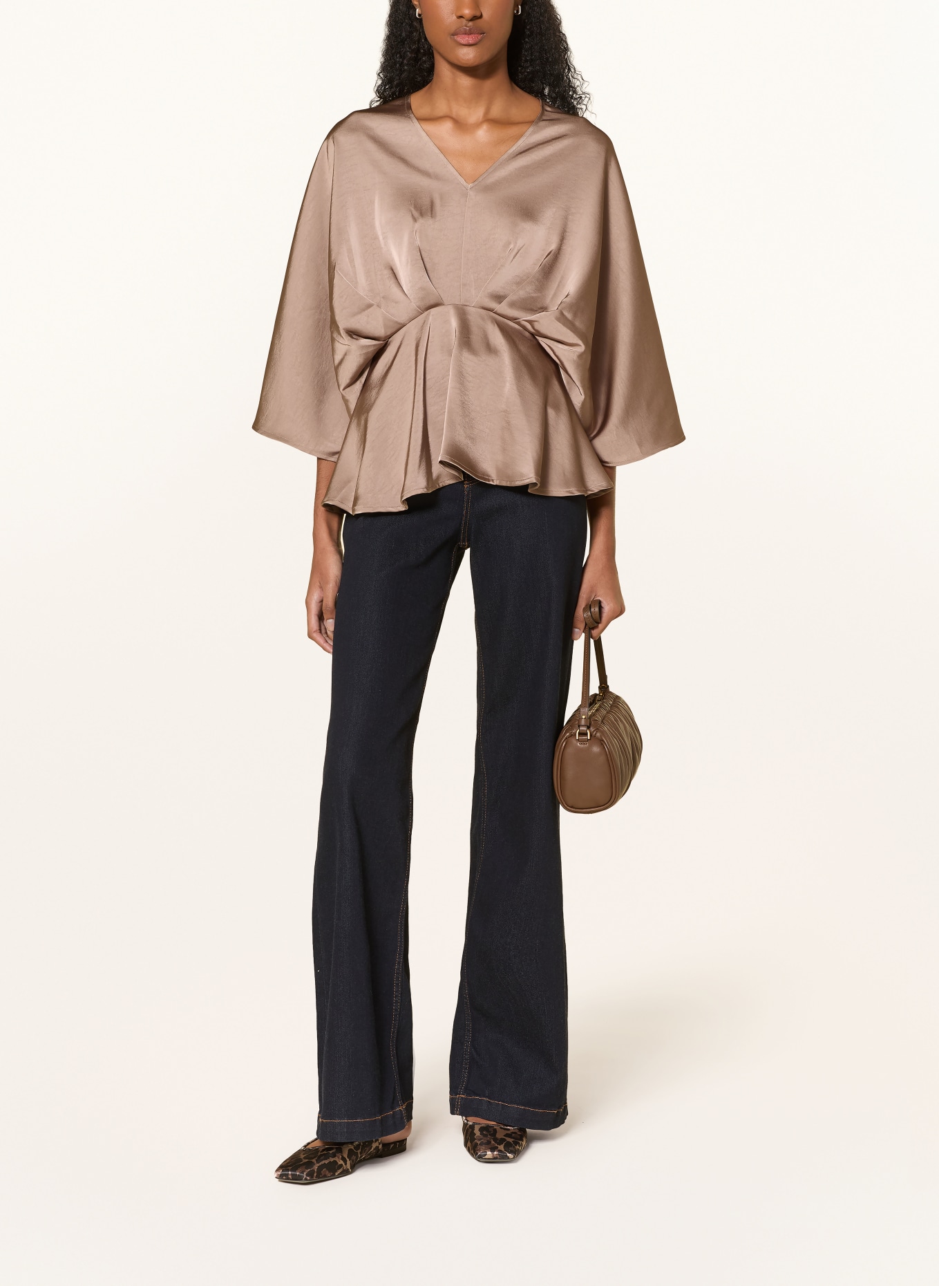 NEO NOIR Blusenshirt RIVINA aus Satin: BRAUN
