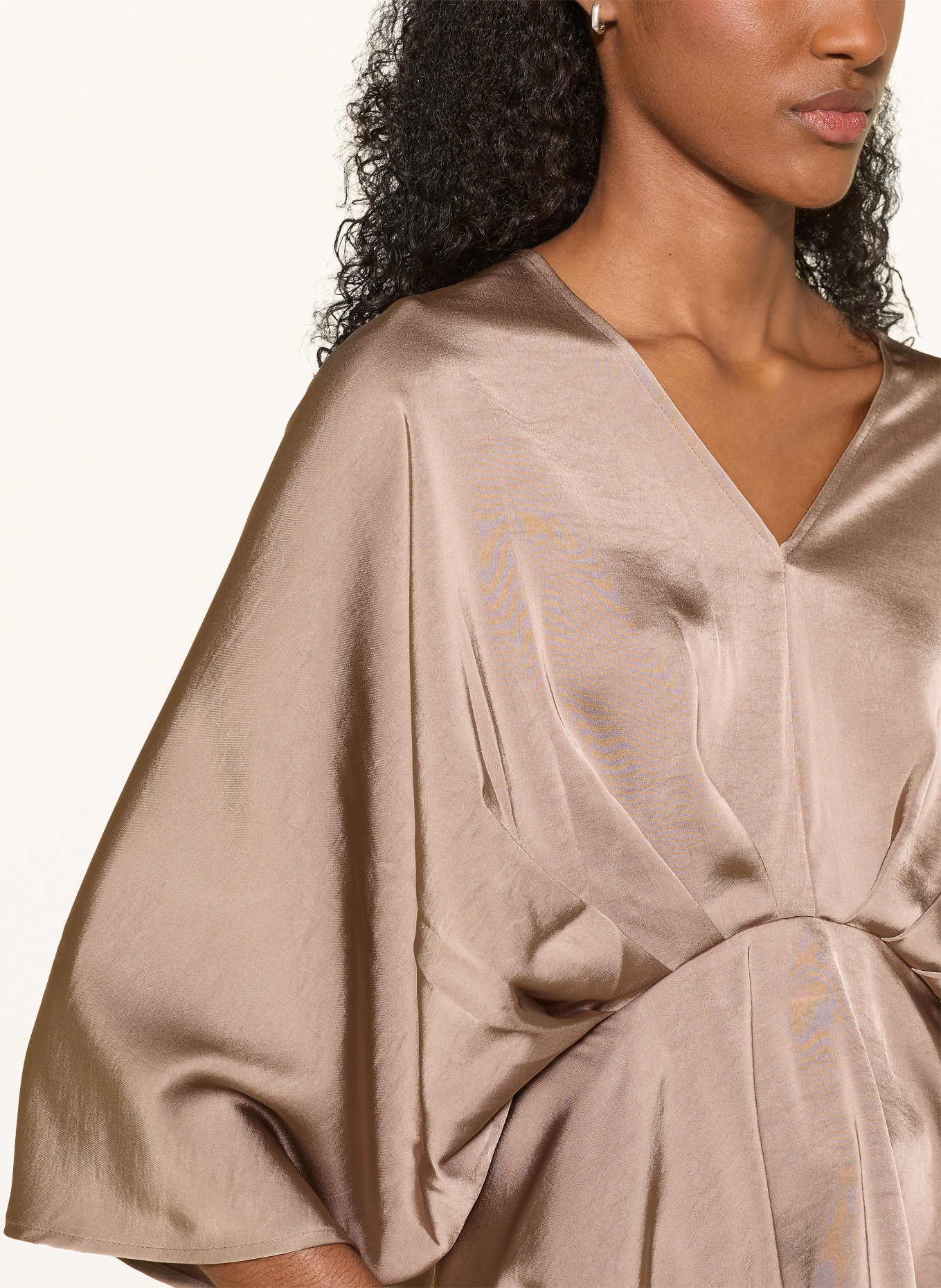 NEO NOIR Blusenshirt RIVINA aus Satin: BRAUN