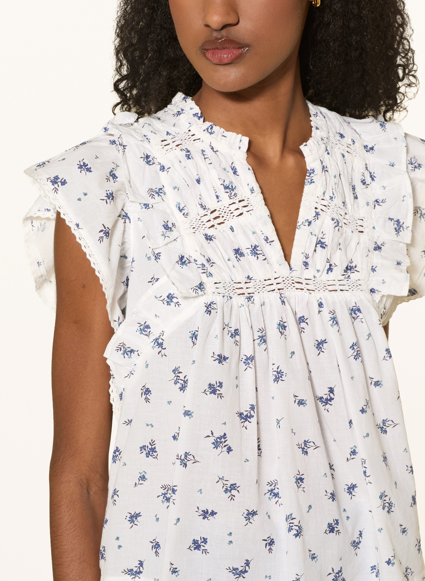 NEO NOIR Blusenshirt JAYLA mit Rüschen: WEISS / HELLBLAU / DUNKELBLAU