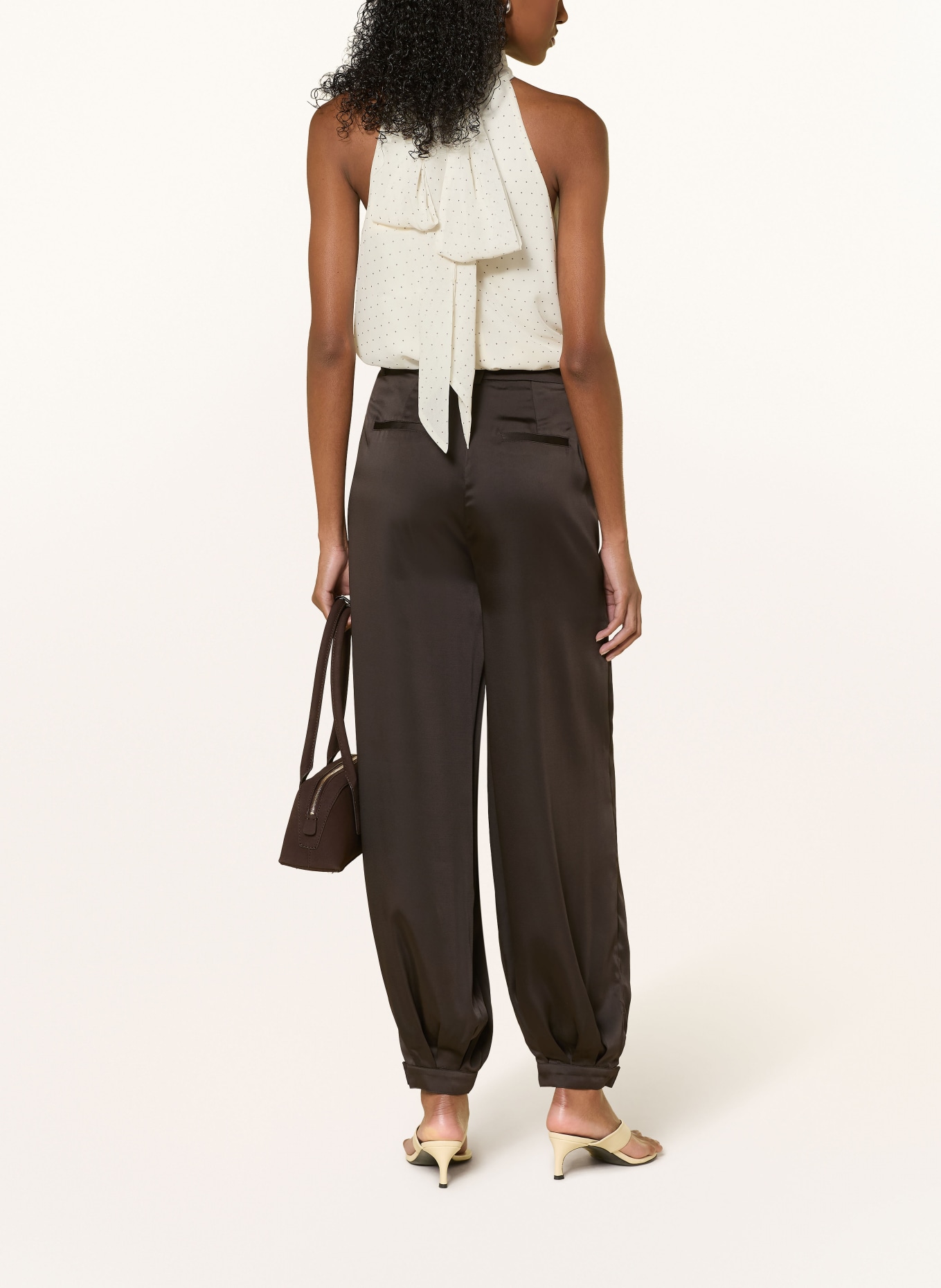 NEO NOIR Pantalon en satin FAYLA: MARRON FONCÉ