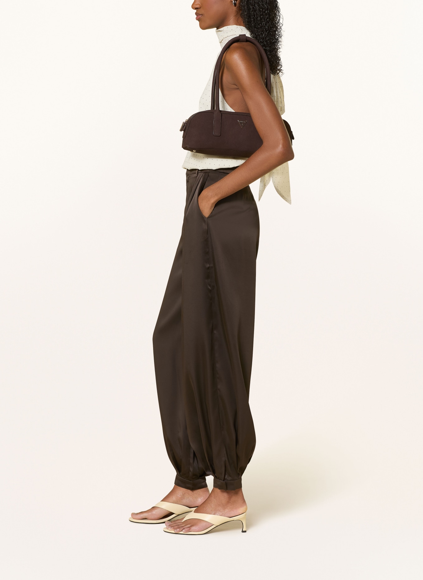 NEO NOIR Pantalon en satin FAYLA: MARRON FONCÉ