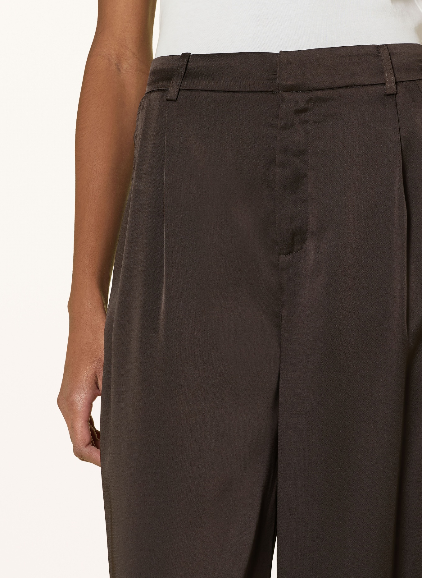 NEO NOIR Pantalon en satin FAYLA: MARRON FONCÉ