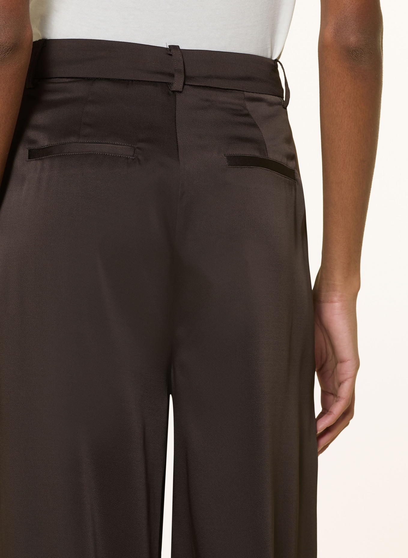 NEO NOIR Pantalon en satin FAYLA: MARRON FONCÉ