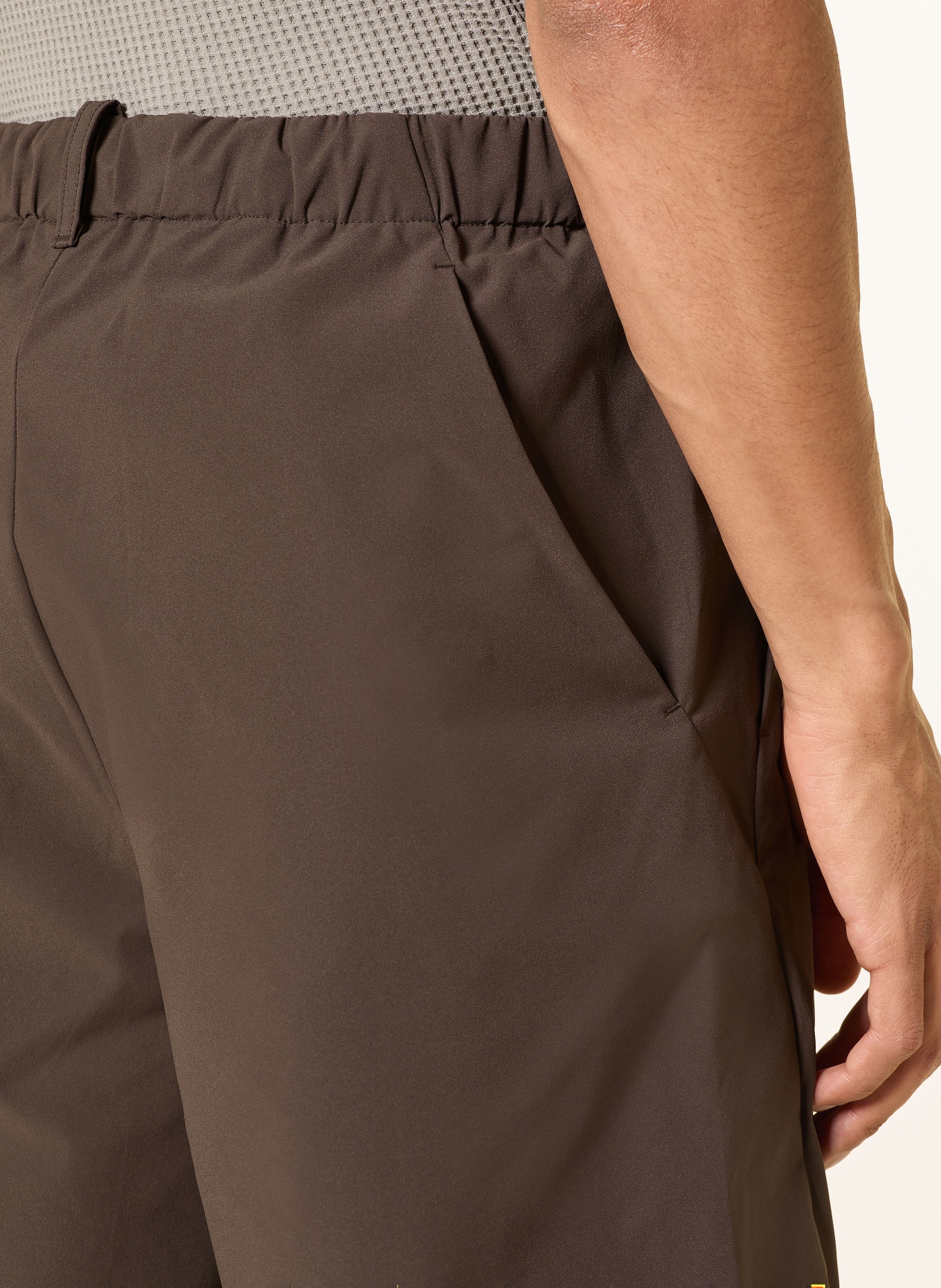 Goldwin Šortky ONE TUCK LIGHT: HNĚDÁ