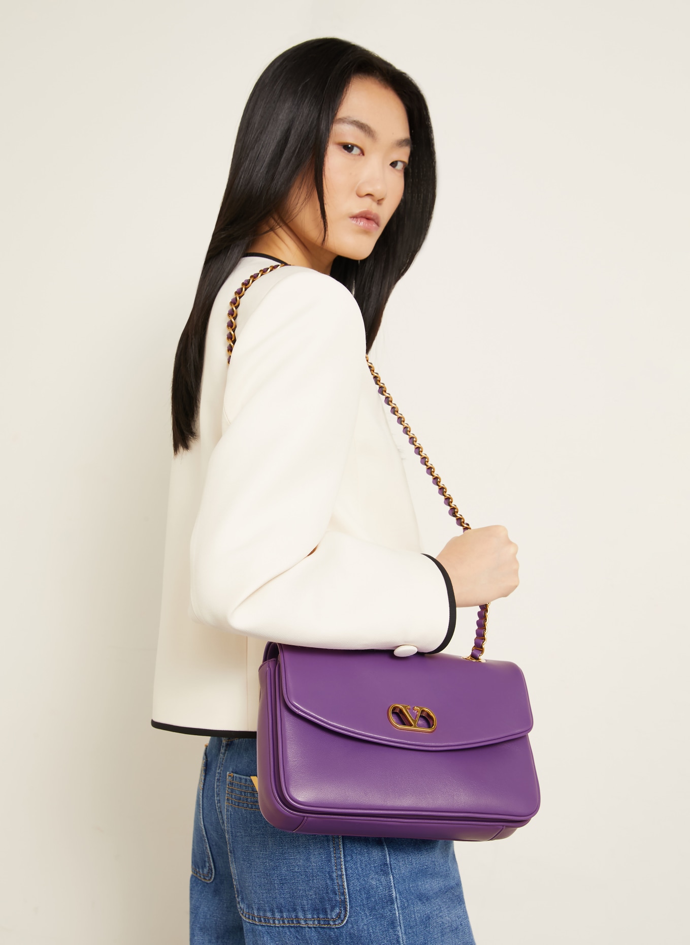 VALENTINO GARAVANI DJUNA MEDIUM Shoulder Bag: PURPLE / GOLD
